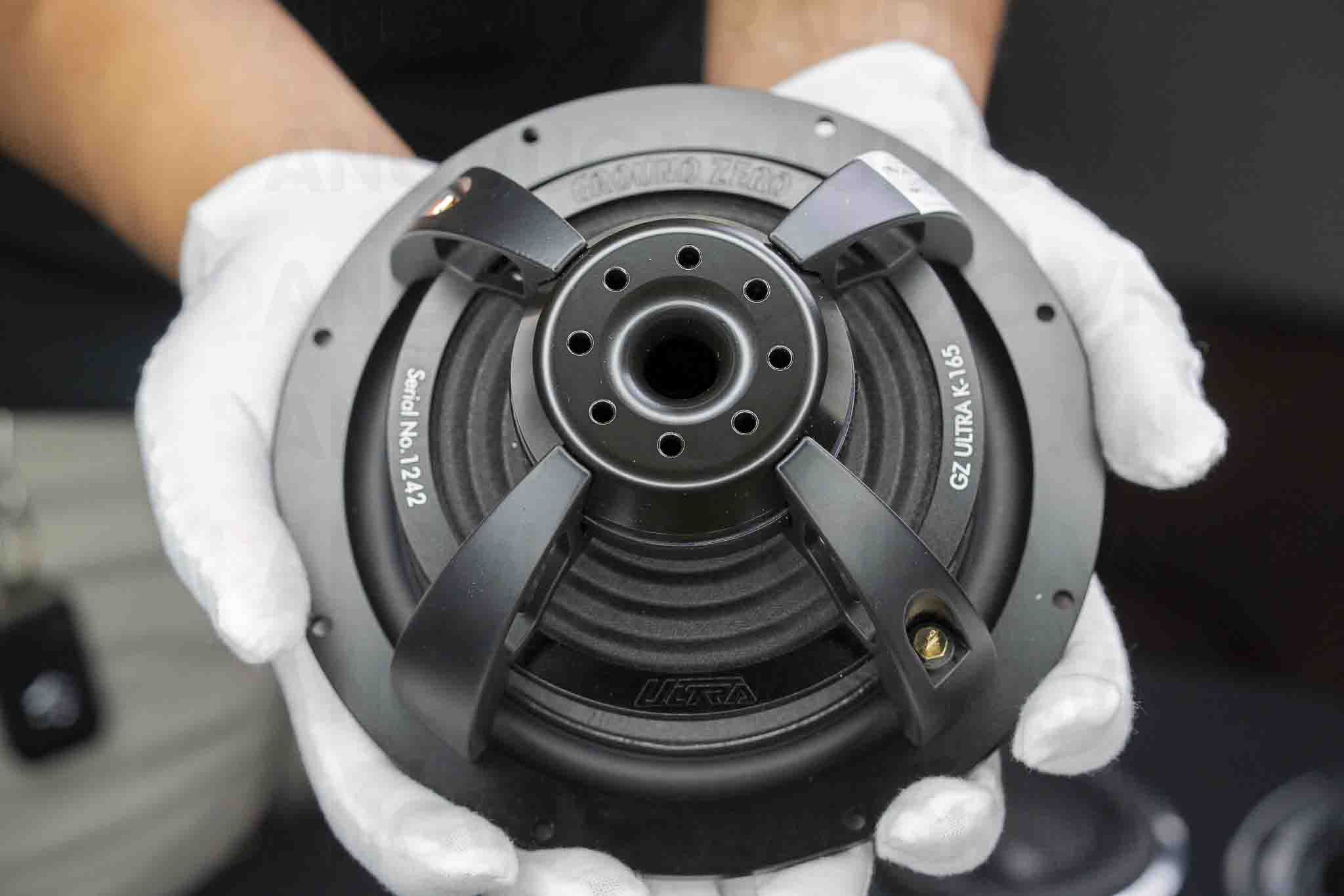 Phần khung nhôm cực kỳ chắc chắn trên mã loa Ultra K-165 của Ground Zero