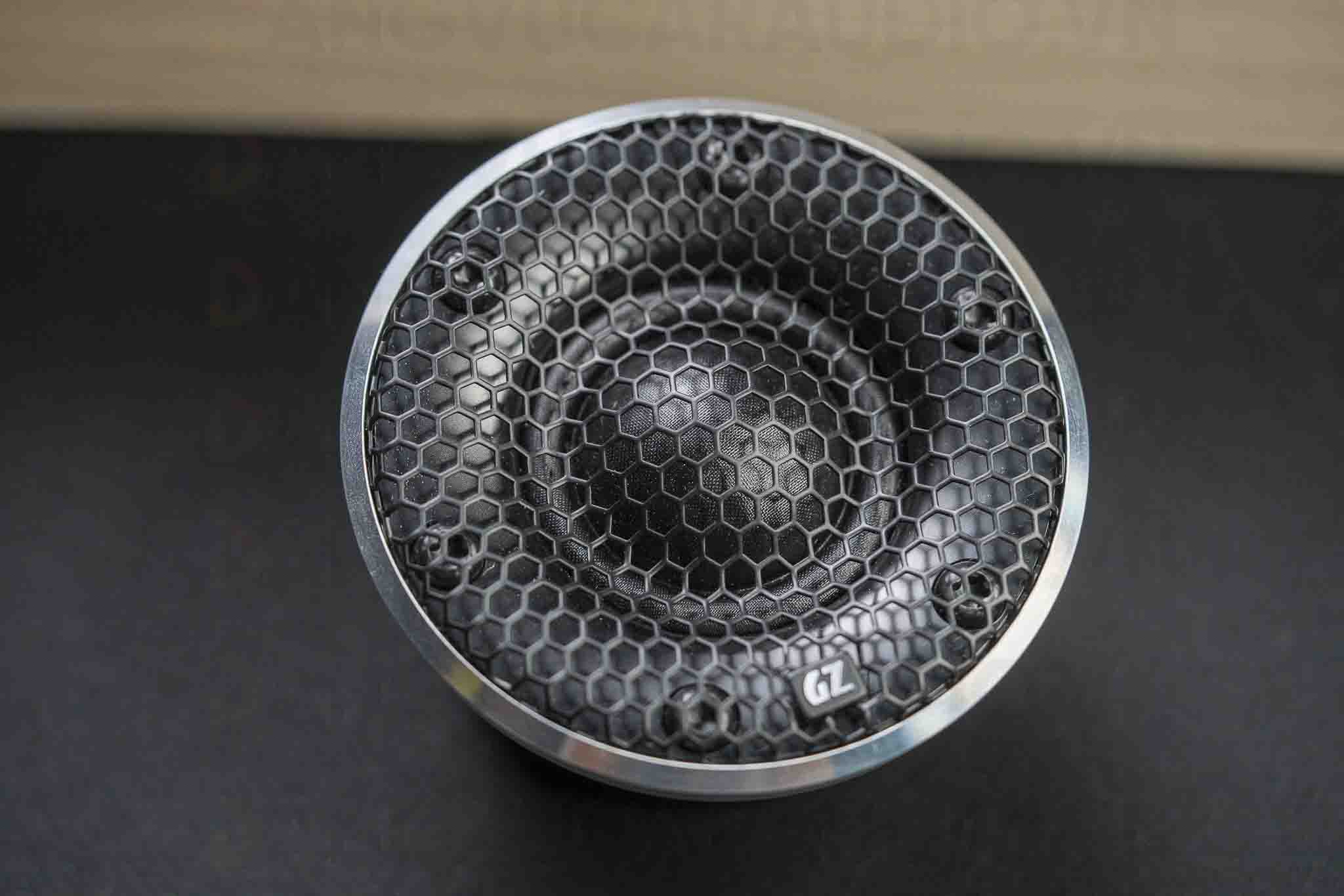 Treble Ultra T-30 sử dụng vật liệu là lụa