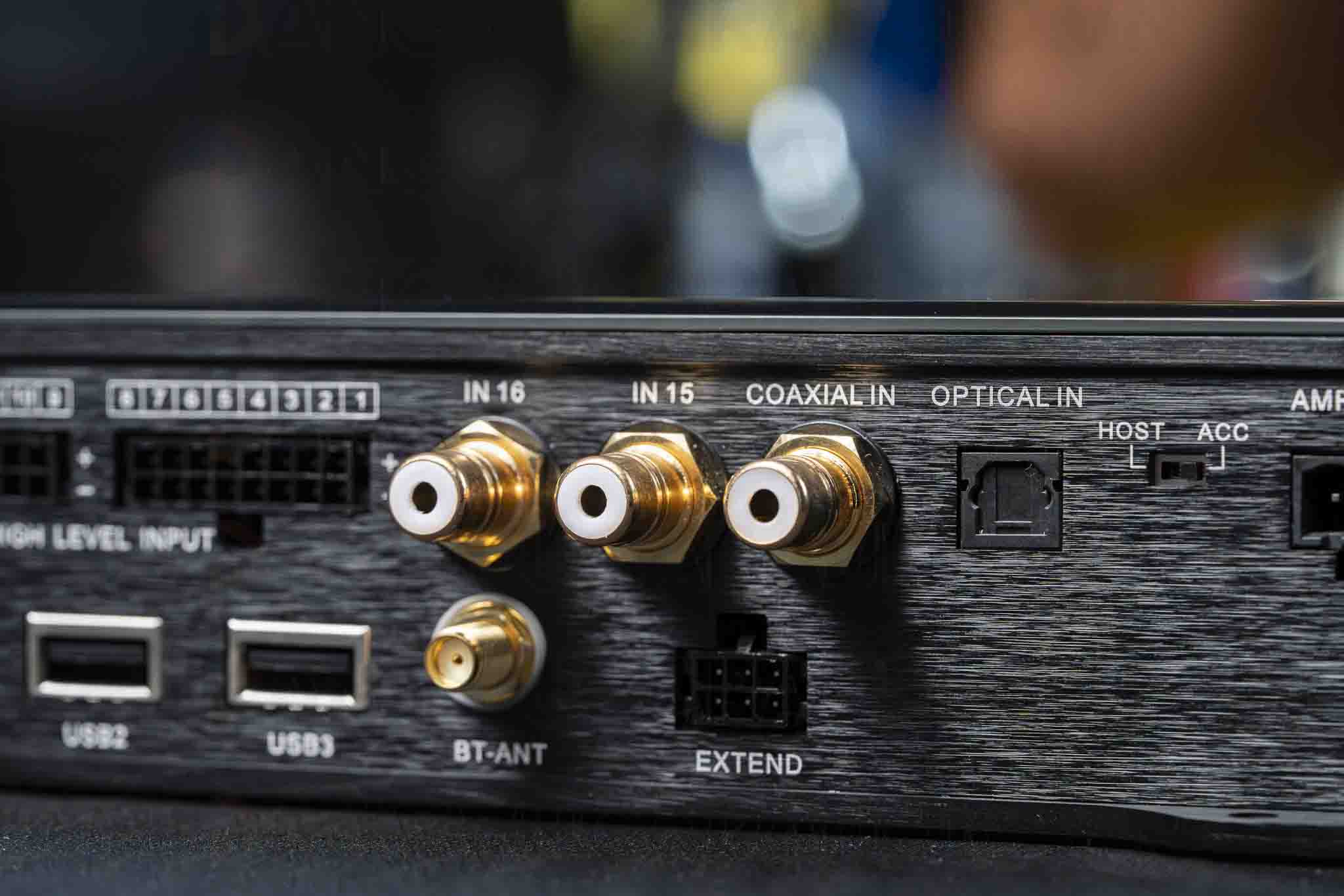 DSP P5 ULTRA có rất nhiều cổng input nhưng tôi chọn cắm trực tiếp