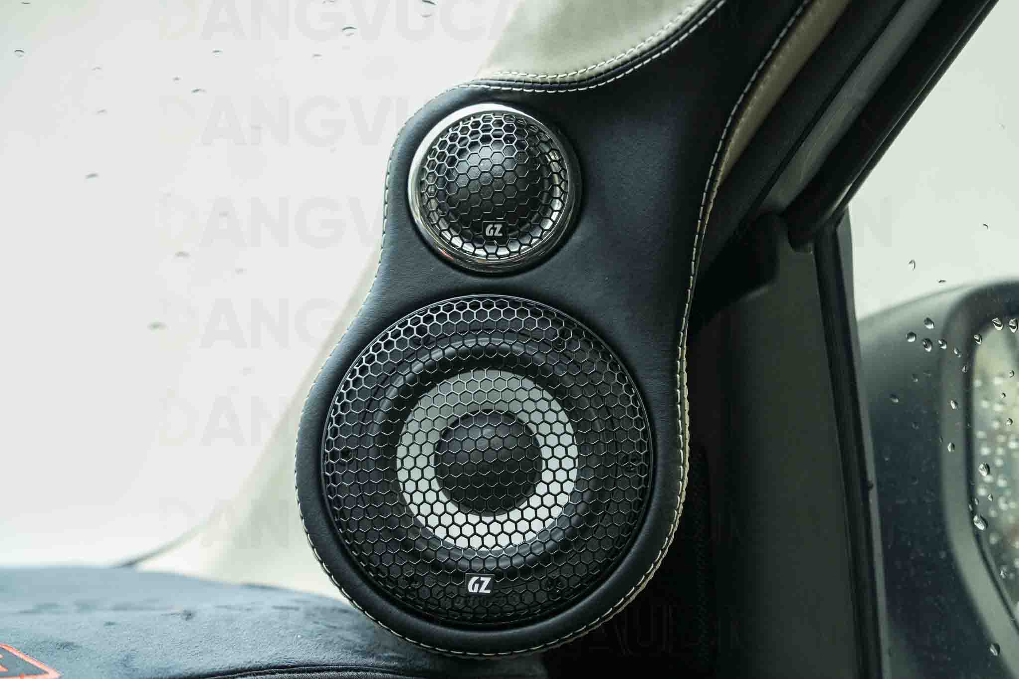 Suzuki XL7 với mid và treble đặt trên cột A