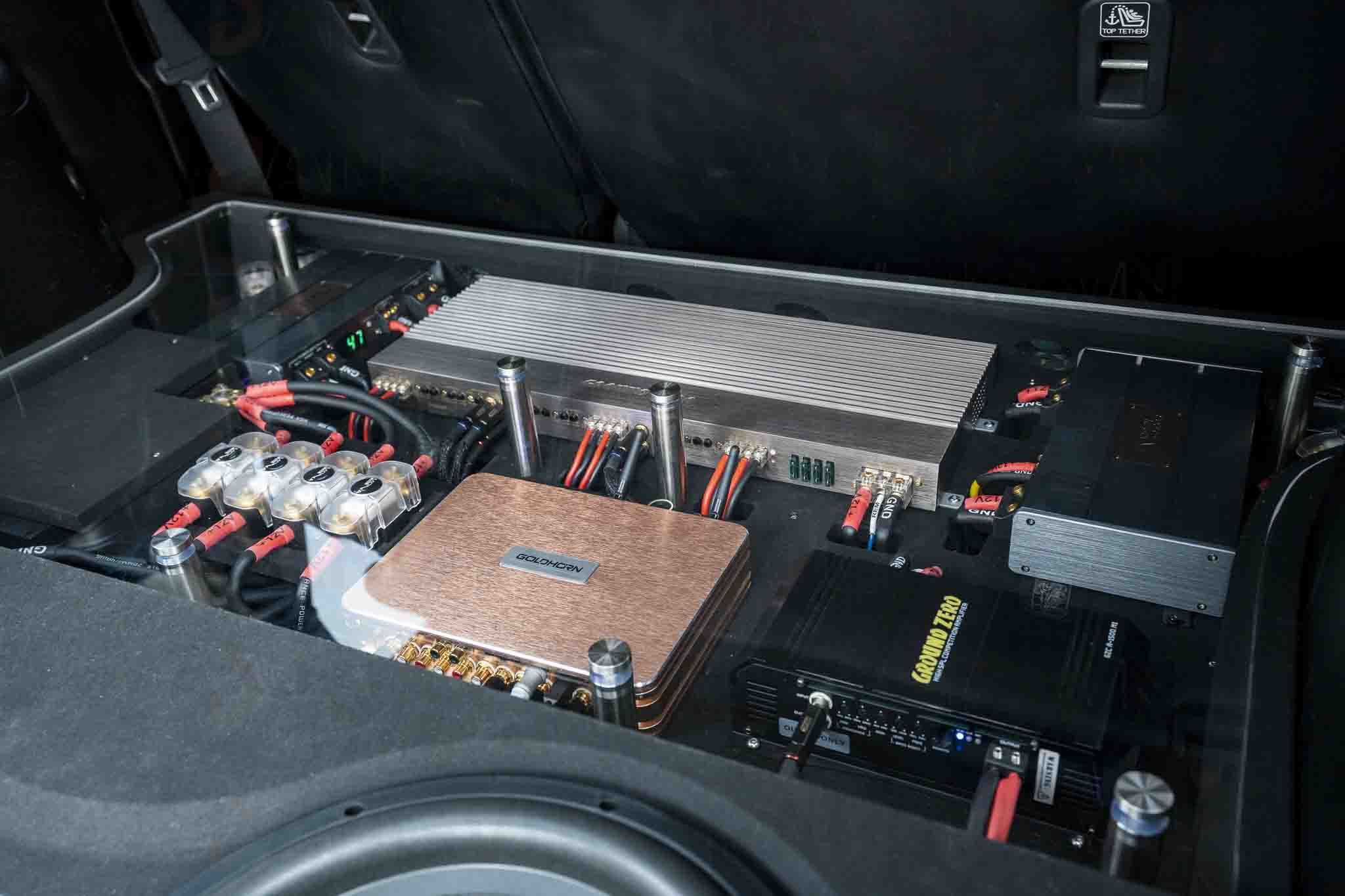 Hệ thống đồ kéo được đặt ở cốp xe Suzuki XL7