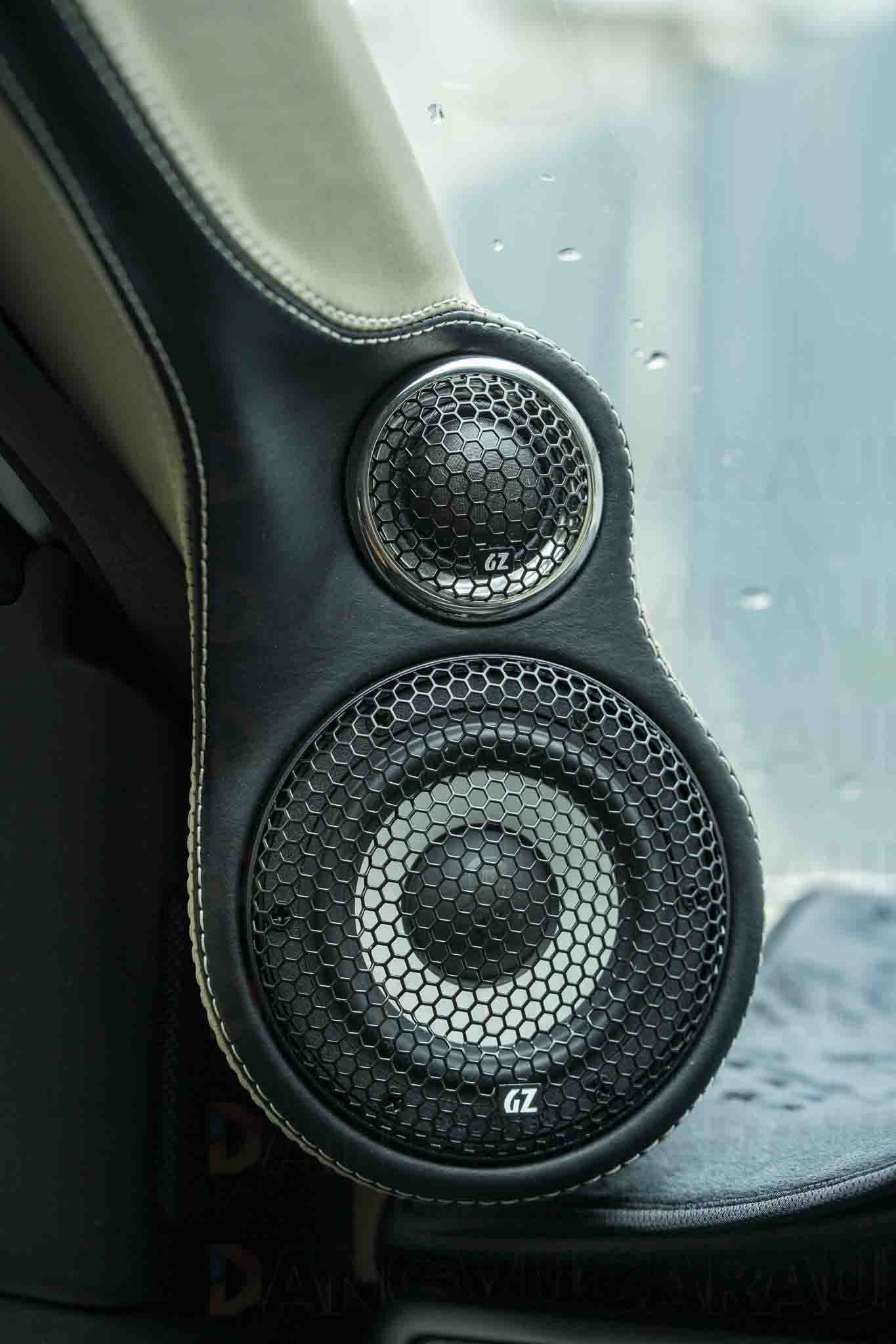 Mid treble được đặt trên cột A