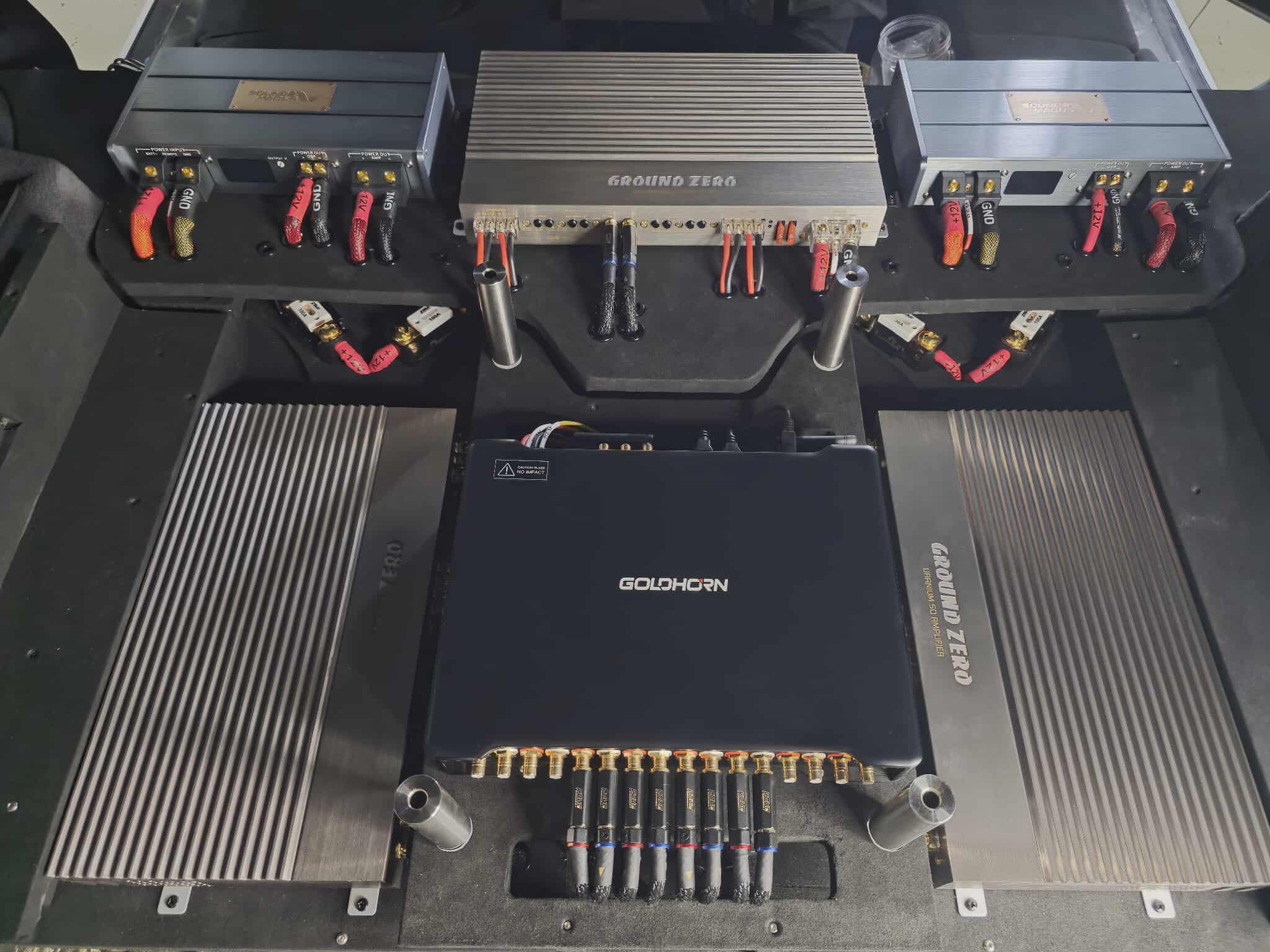 2 con ổn láp thương hiệu Sound Magus ở trái và phải trên cùng