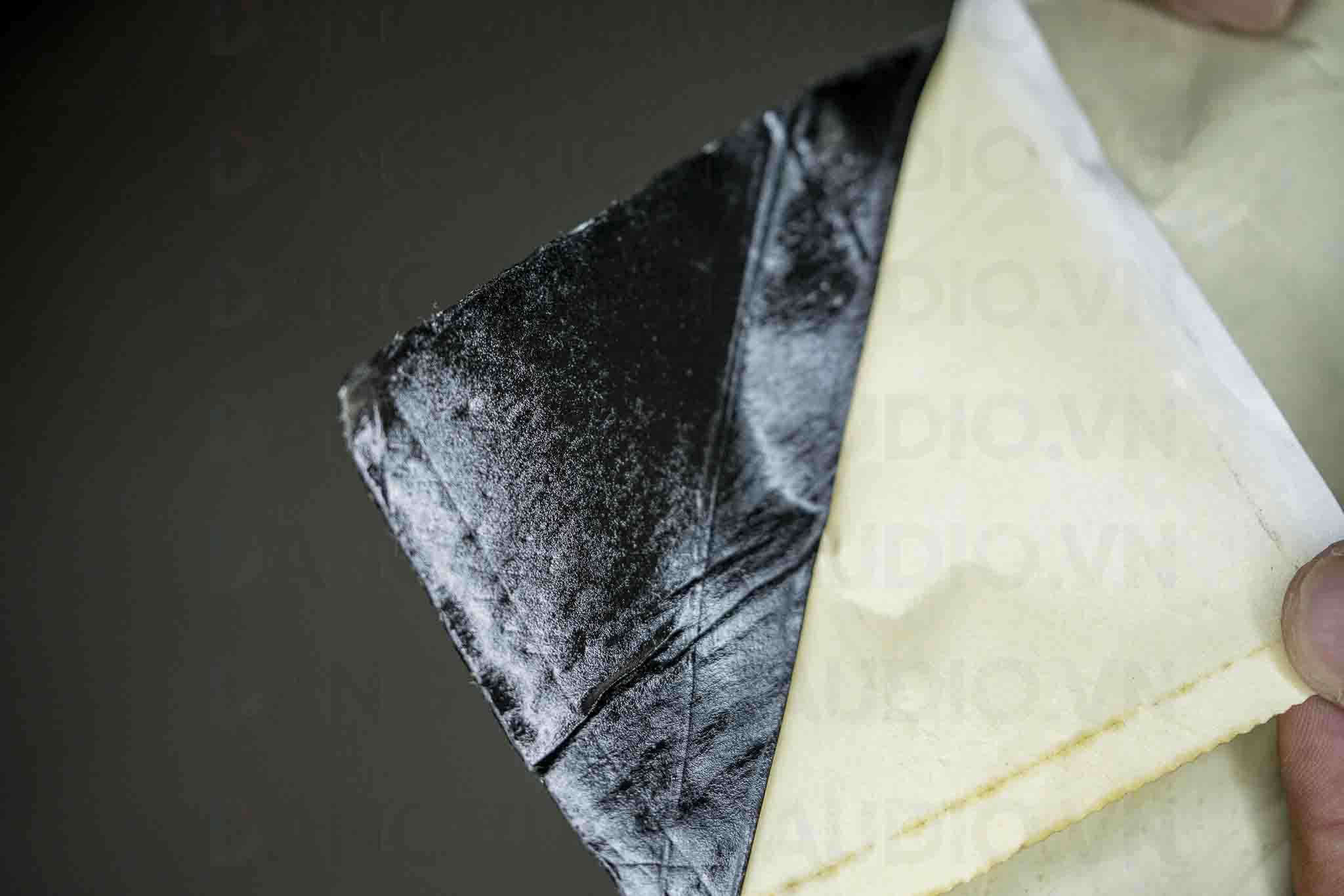 Lớp dính nằm ở dưới cùng của tấm cách âm Ground Zero