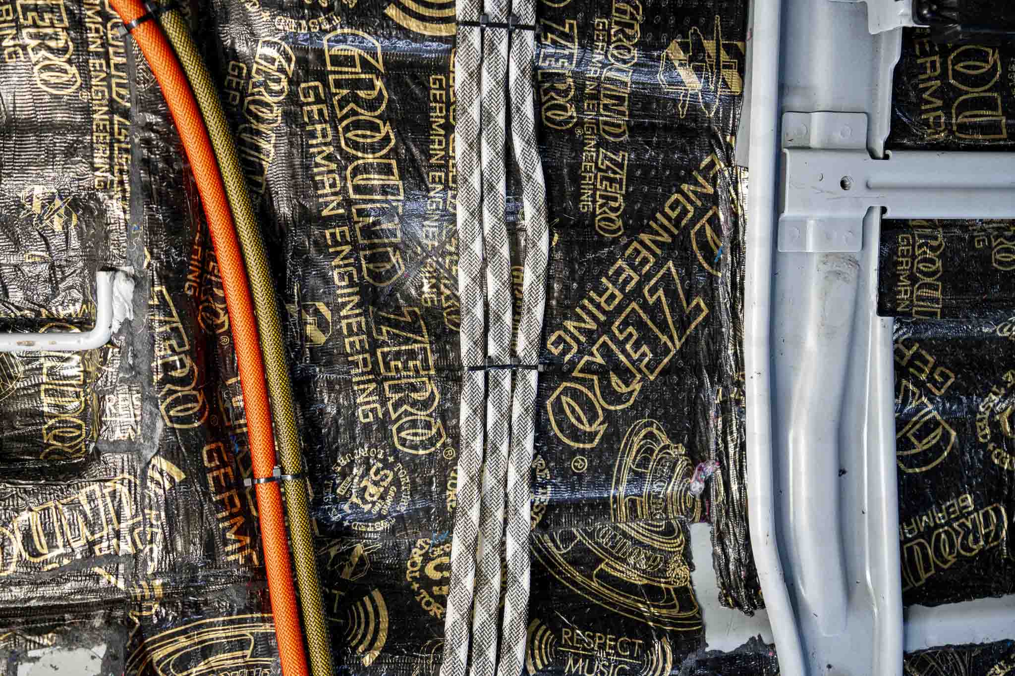 Dây điện và dây loa đi gọn gàng sạch sẽ