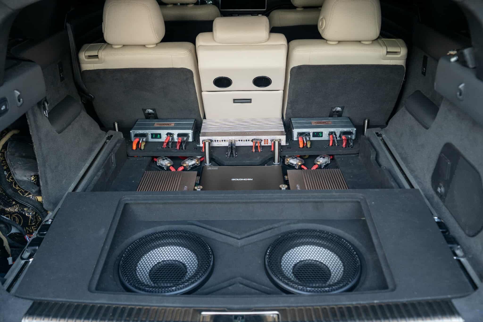 Ảnh cốp xe đóng điện chưa đặt mica kính Vinfast VF9