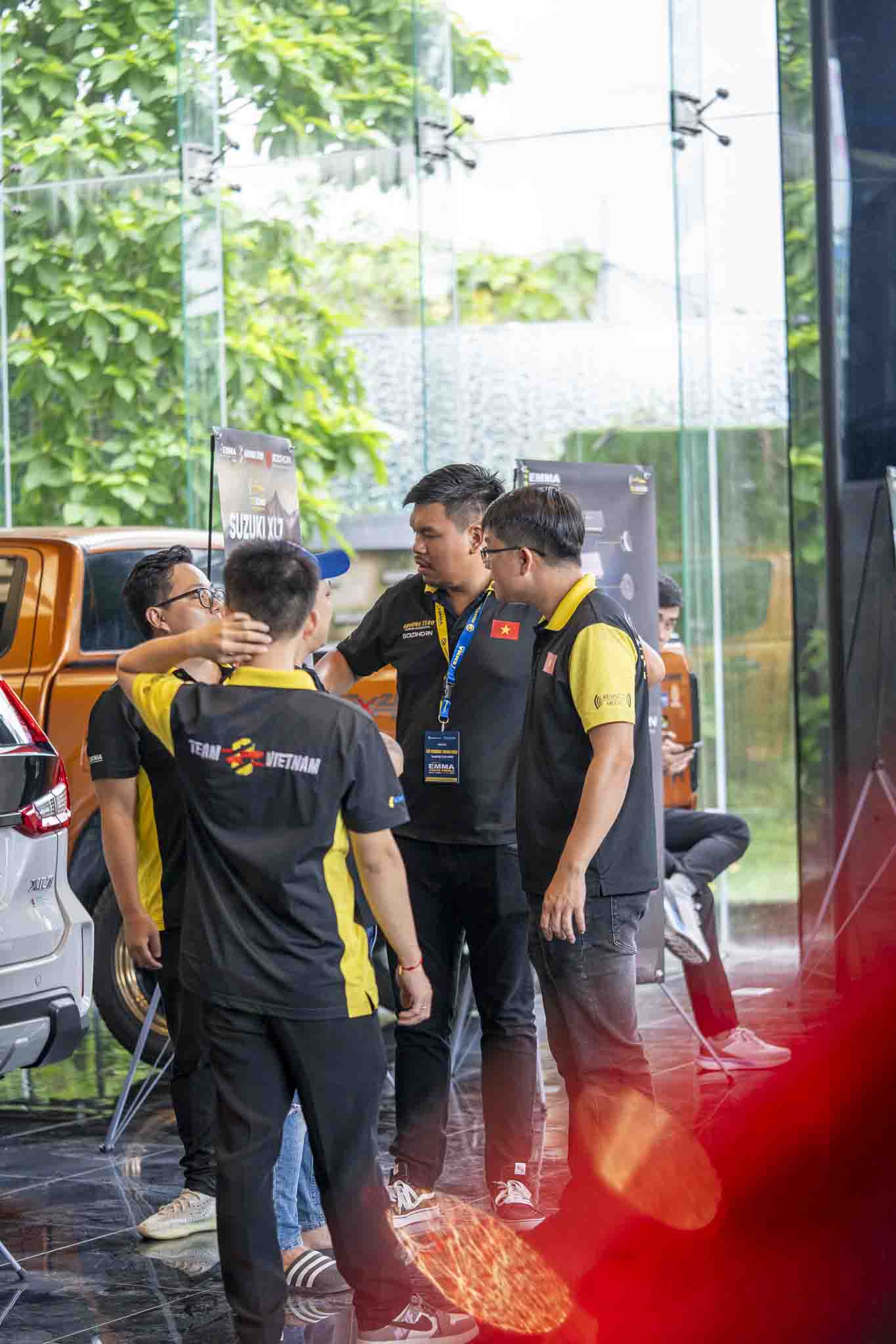 Tập thể team Ground Zero đang bàn bạc