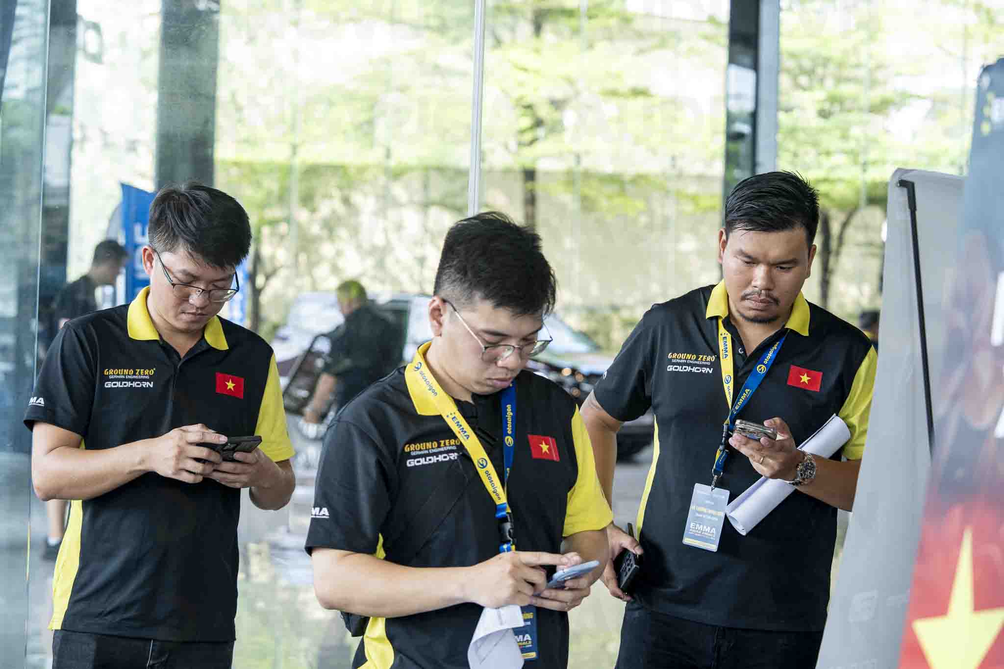 Bên phải bức ảnh là Hiếu, giám đốc TS Sound