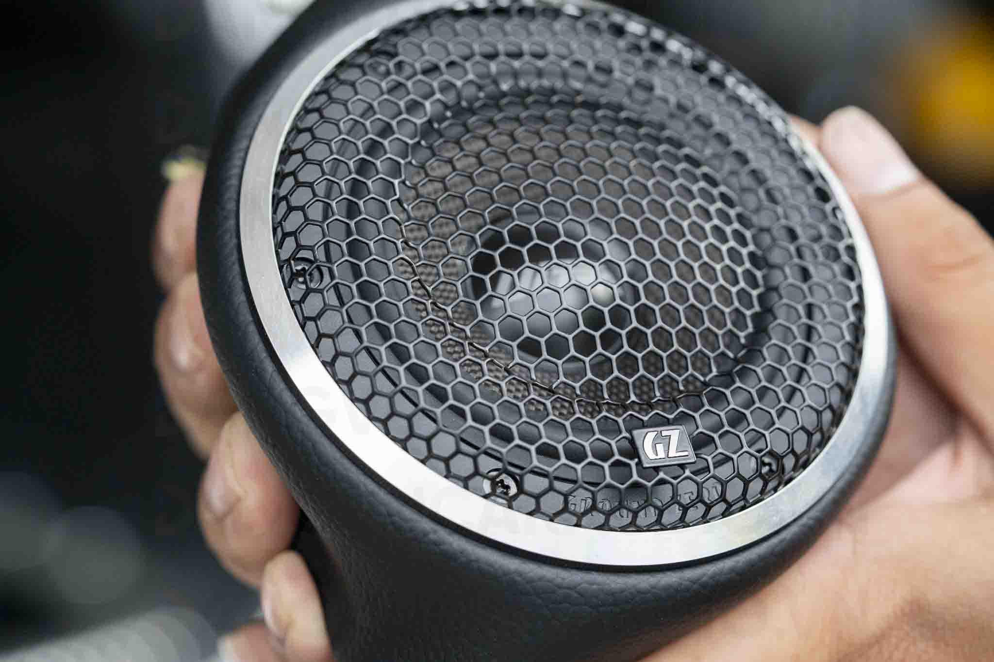 Mid Ground Zero Ultra M-80 được Đăng Vũ Car Audio đặt ở Taplo