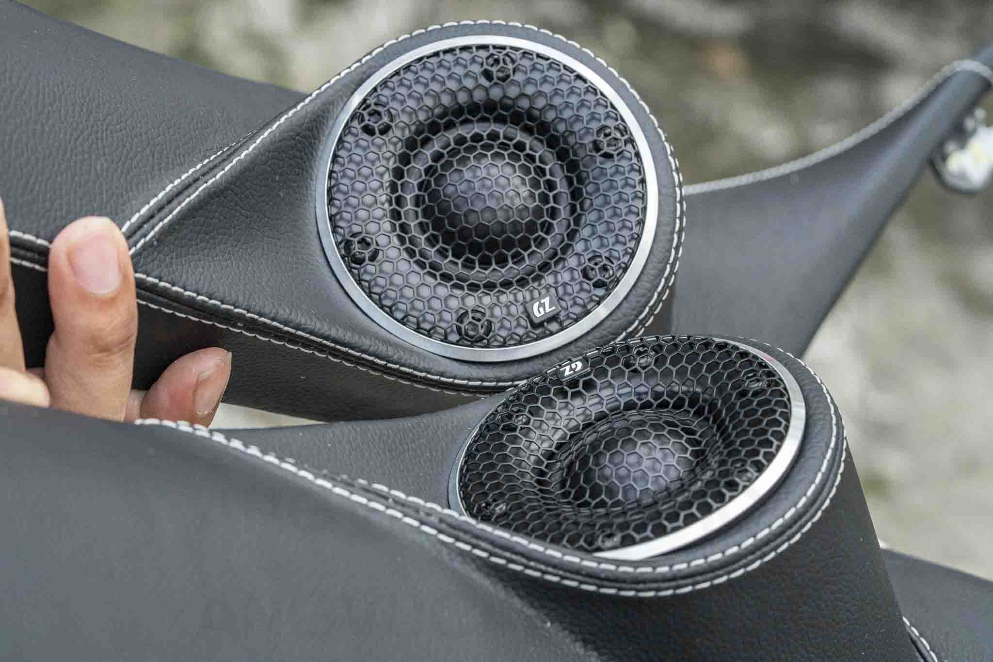 2 loa treble nằm ở cột A trái và phải