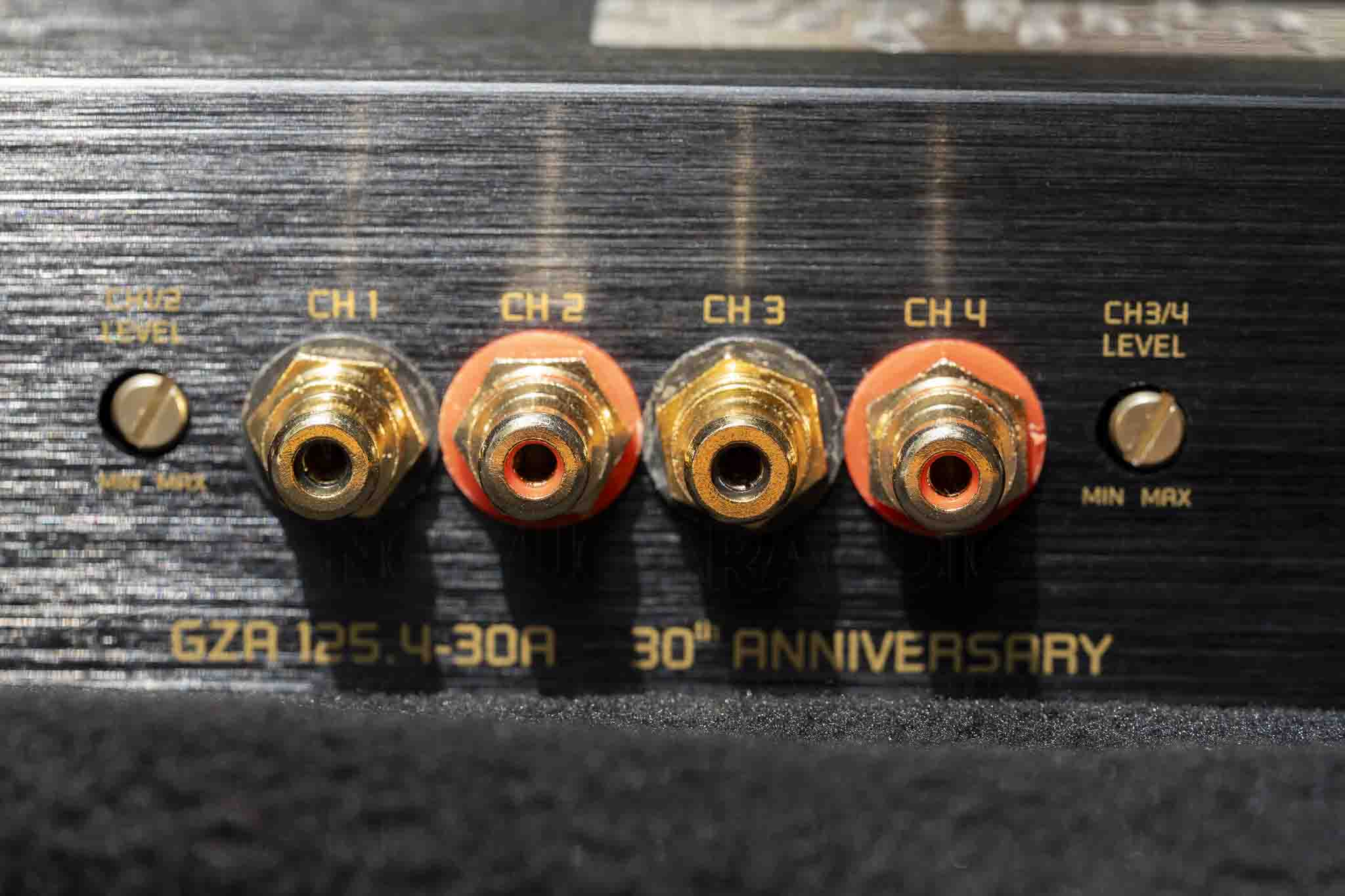 Các cổng RCA được mạ vàng