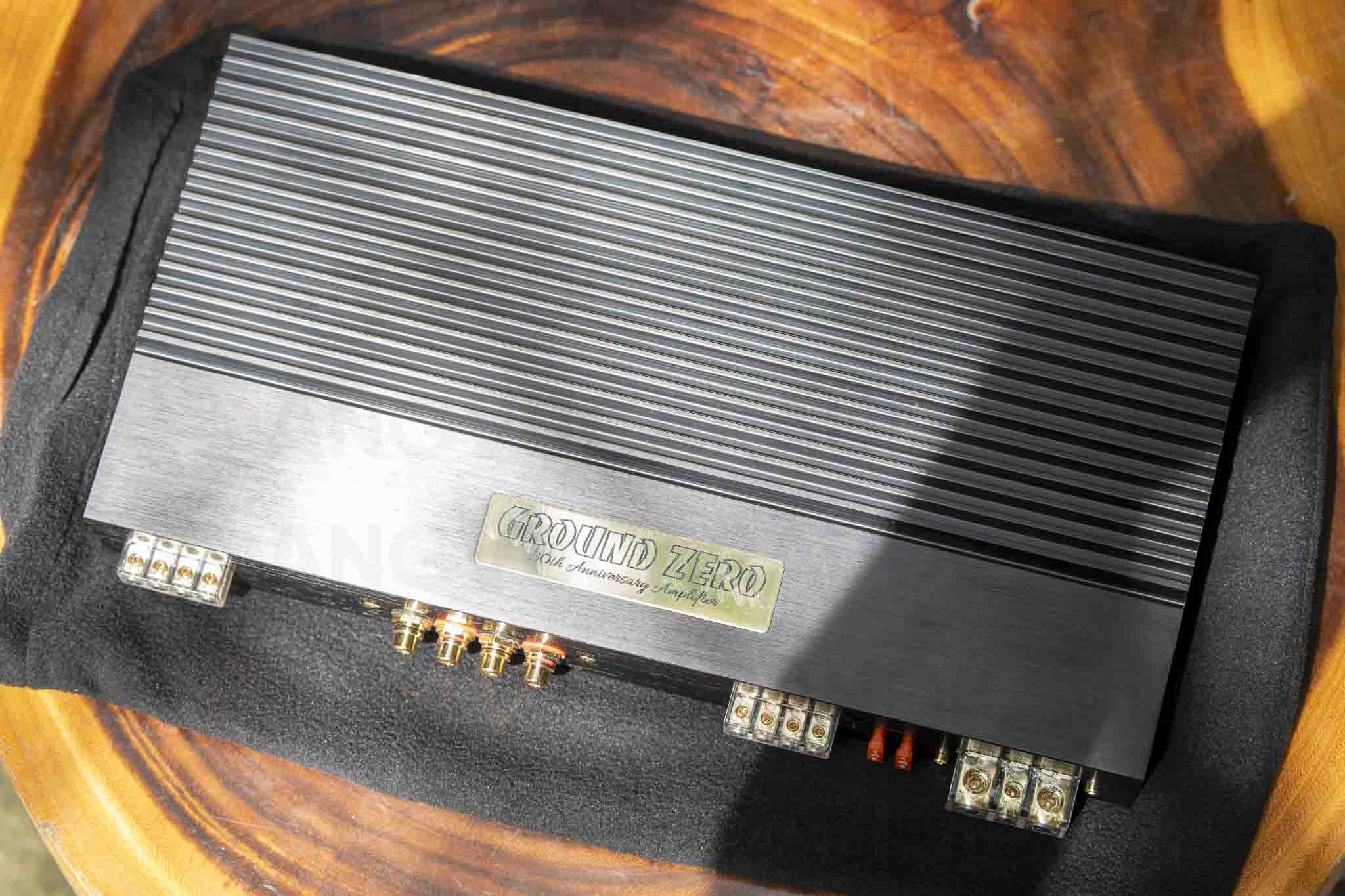 Bề mặt được làm bằng nhôm và có các gờ tăng hiệu quả tản nhiệt