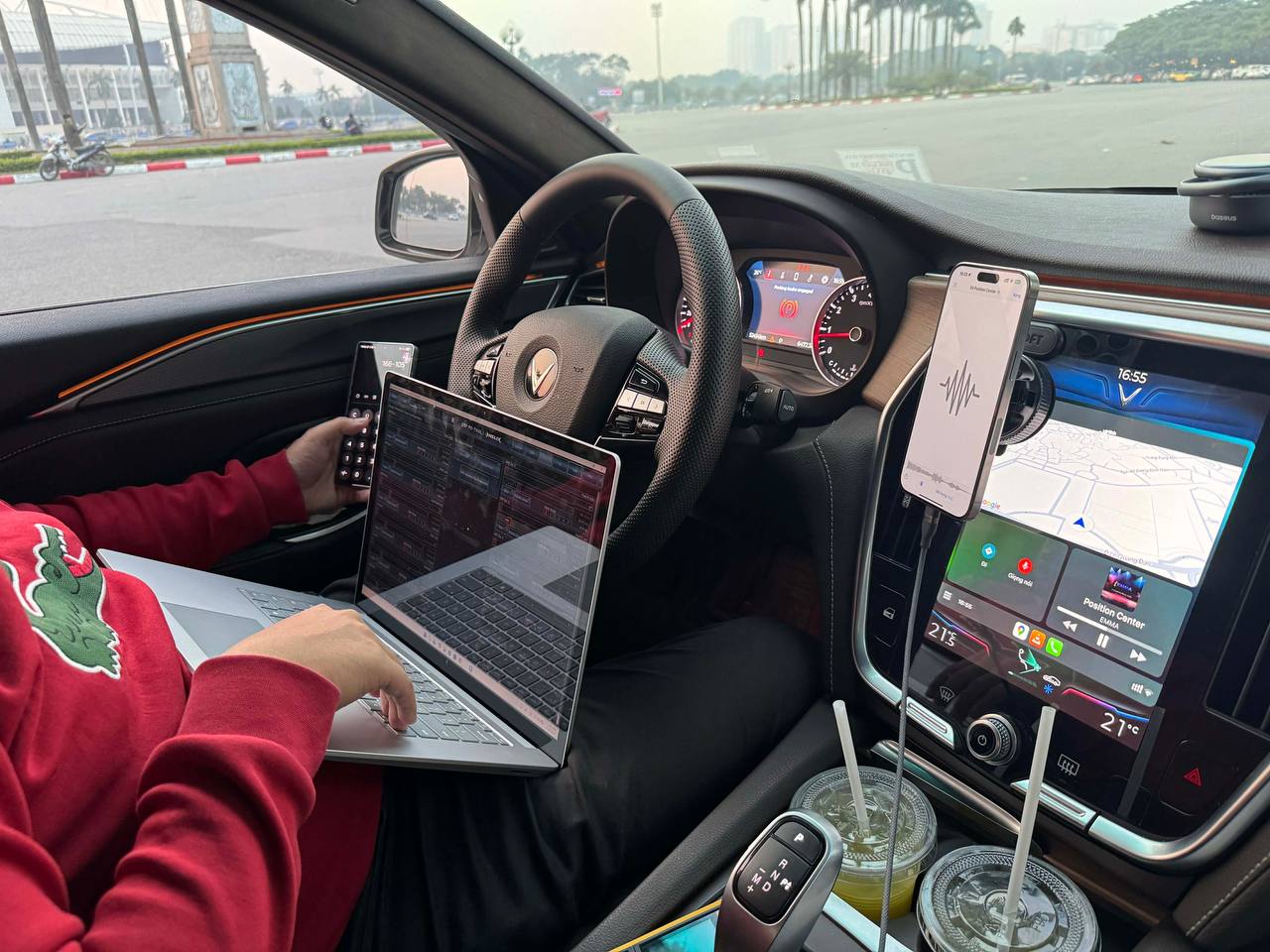 Khi tune, Long dùng track nhạc tham chiếu hoặc dùng nhạc từ Yotube, Qobuz tùy lúc