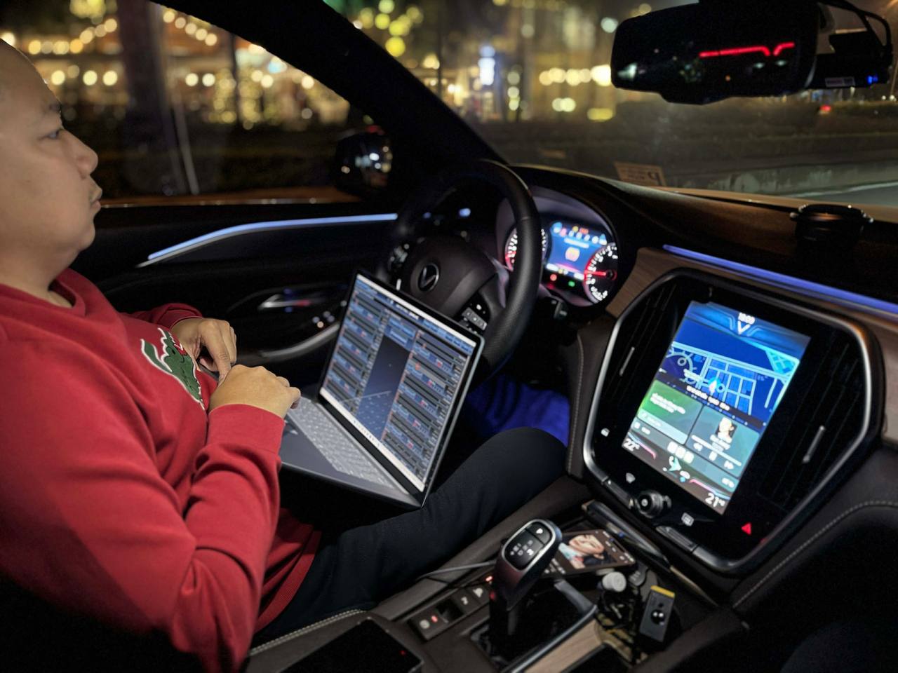 Long sử dụng nhạc Youtube để nghe tham chiếu