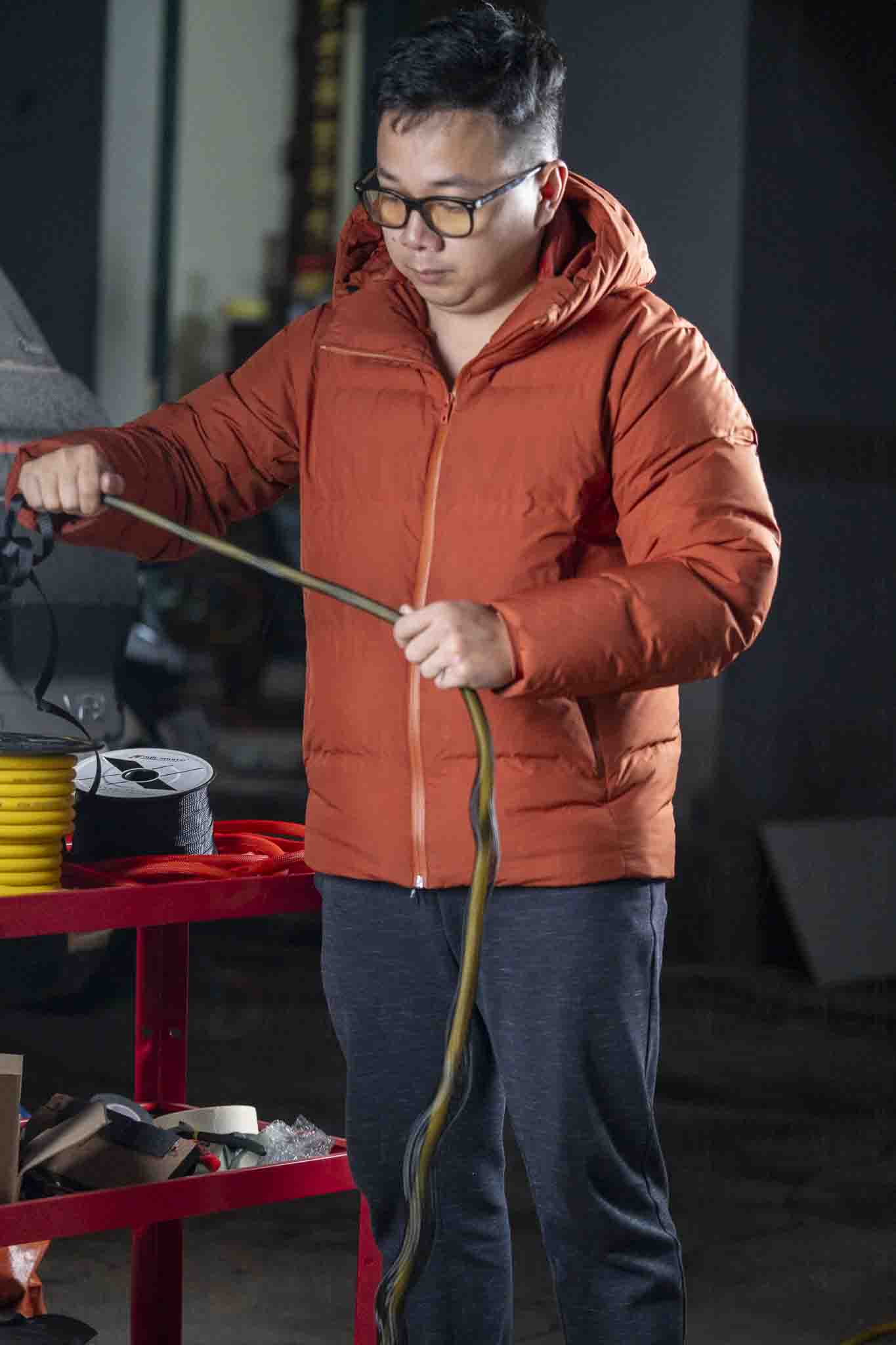 Long đang bọc vỏ bảo vệ cho dây nguồn Ground Zero 2GA