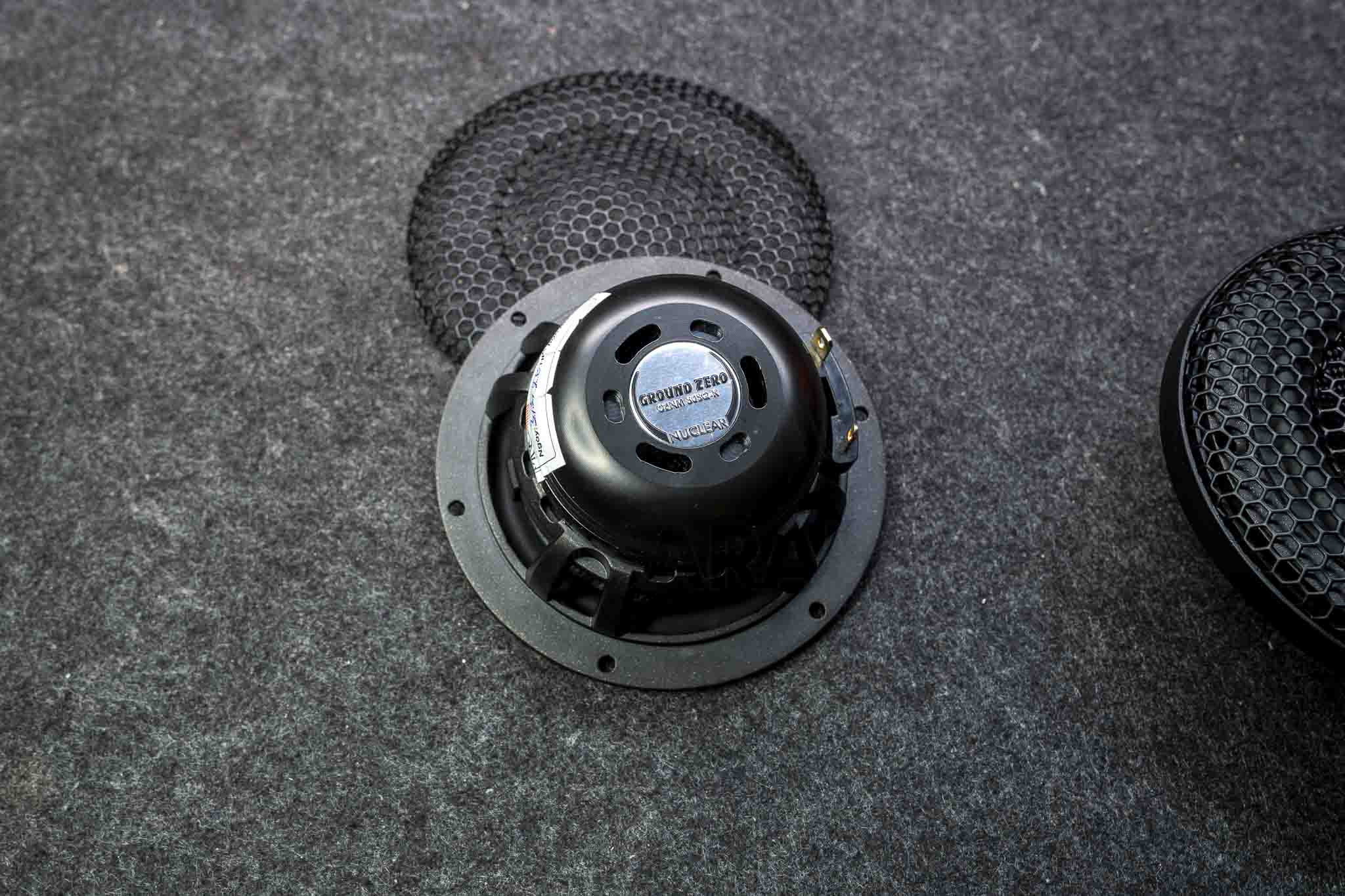 Ground Zero Midrange Nuclear có các khe thoát hơi