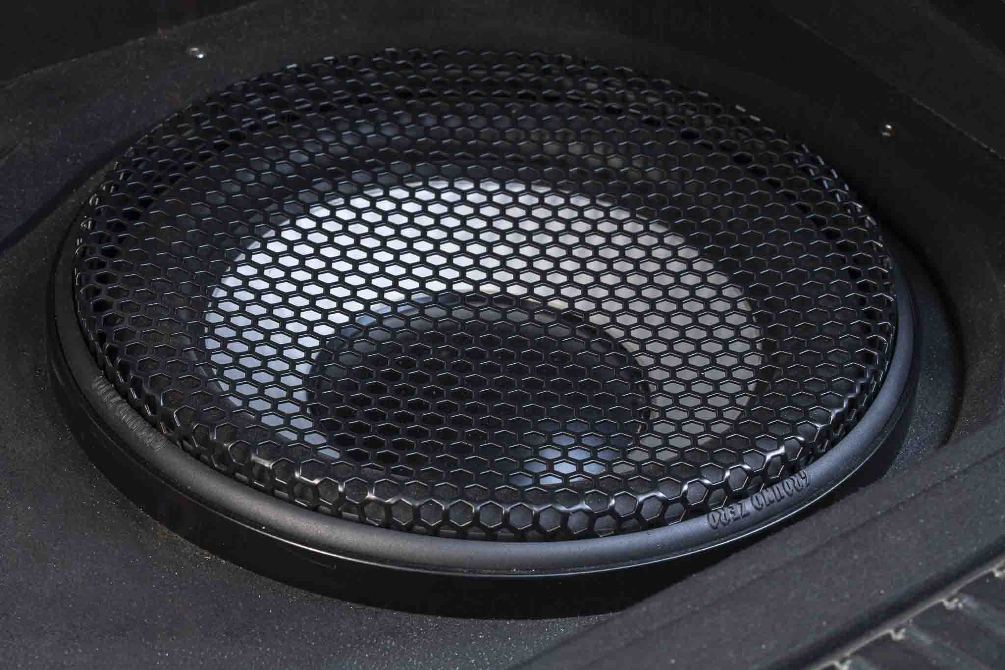 Loa có sẵn dưỡng lưới loa bảo vệ