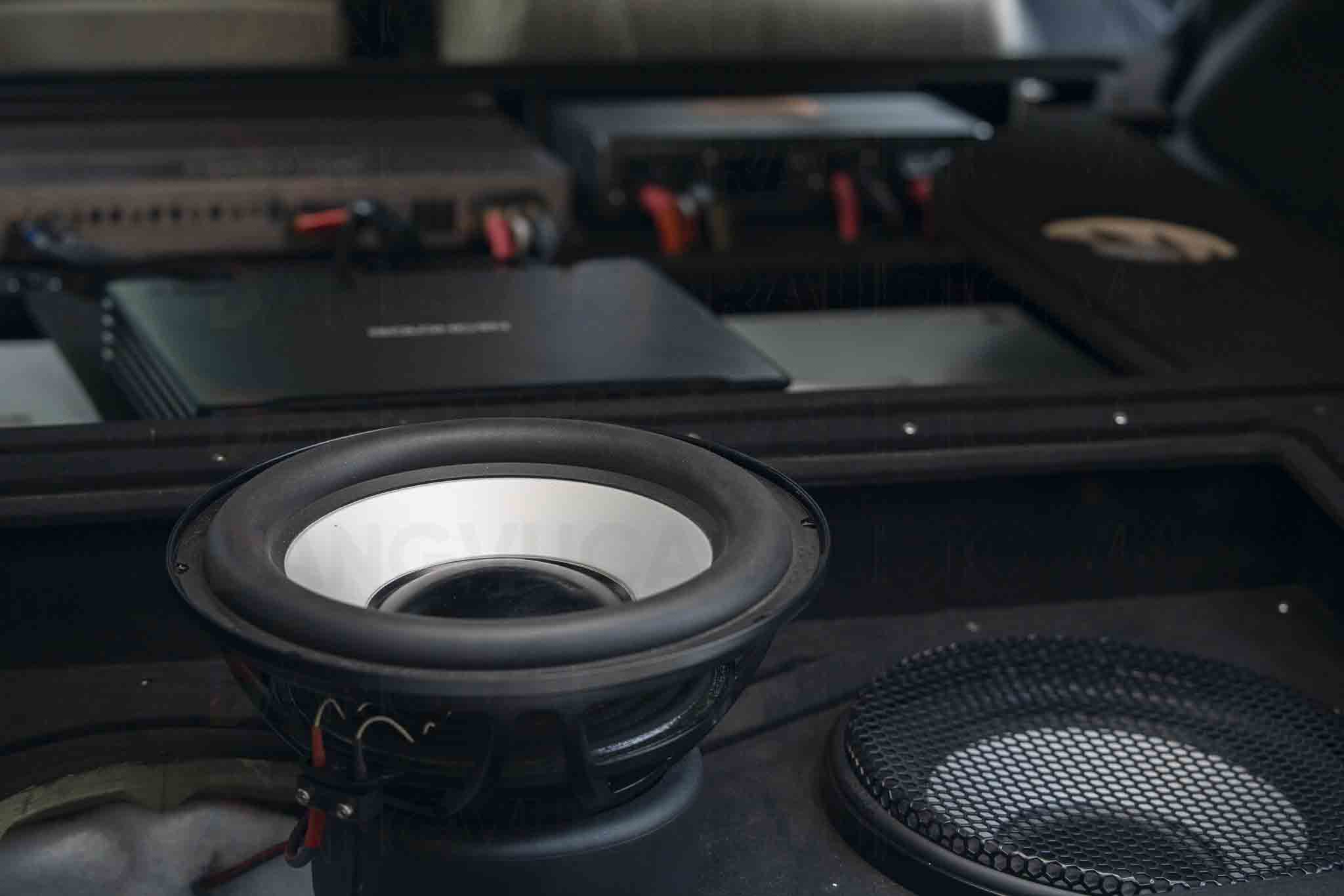 Mình đang chơi 2 chiếc Subwoofer GZPW 10SQX trên Vinfast vf9