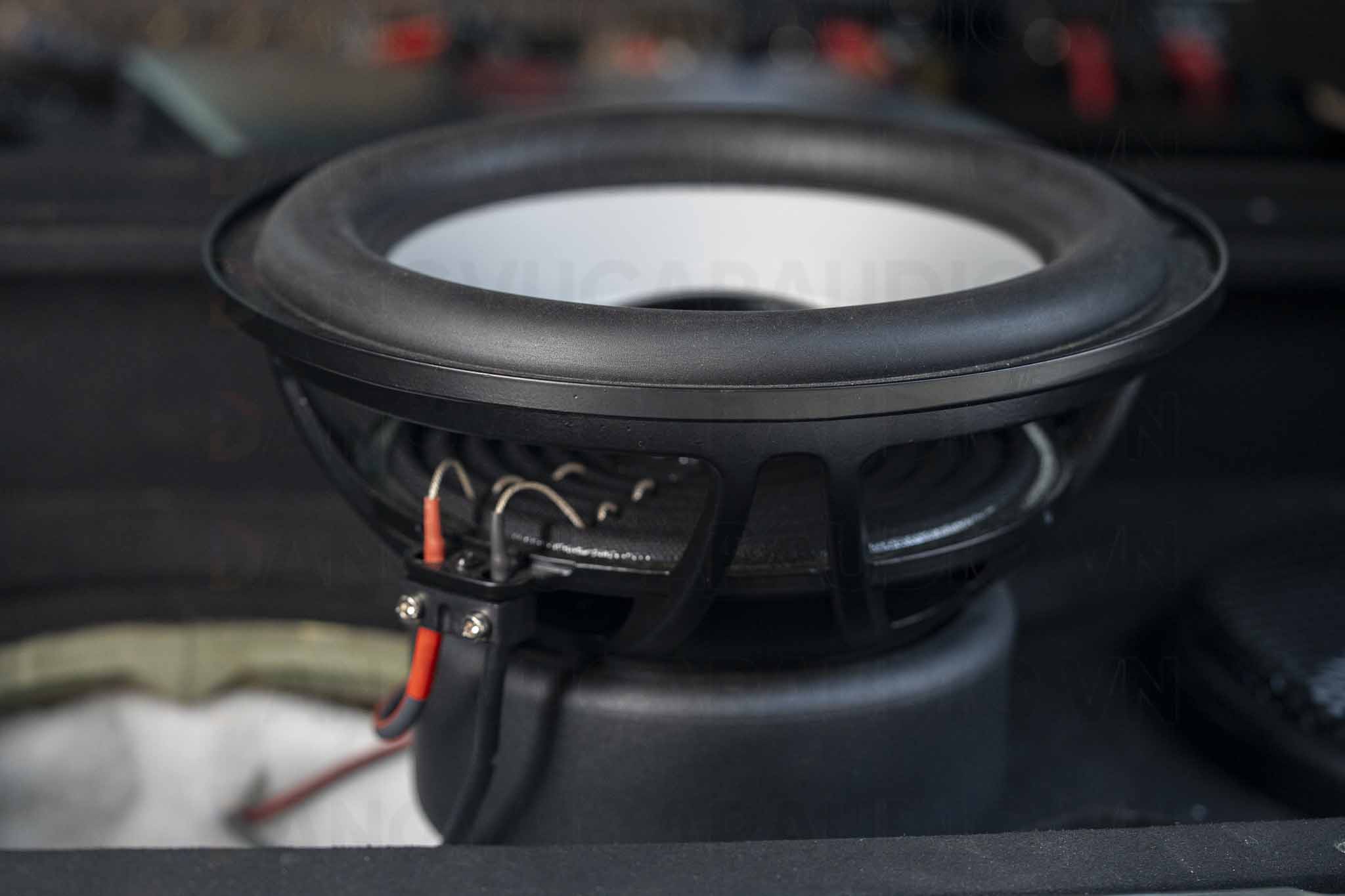 Loa Subwoofer GZ Plutonium SQ rất to và nặng
