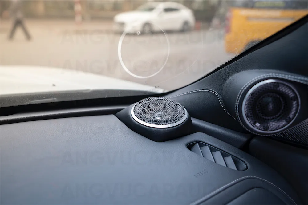 Đặt mid ở Taplo Vinfast VF9 giúp cho sân khấu xa hơn