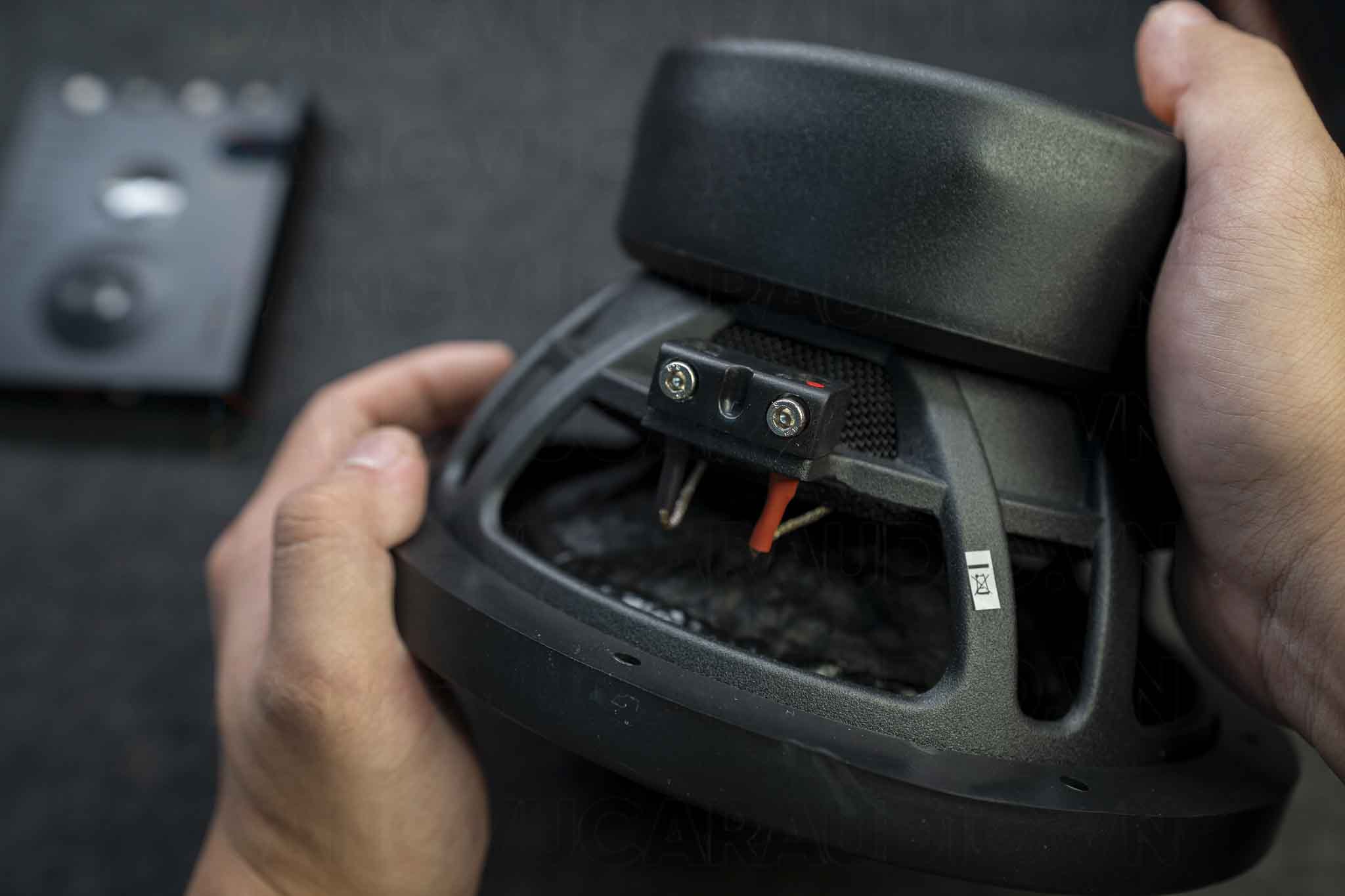 Loa sử dụng 2 coil thay vì 1 như nhiều hãng