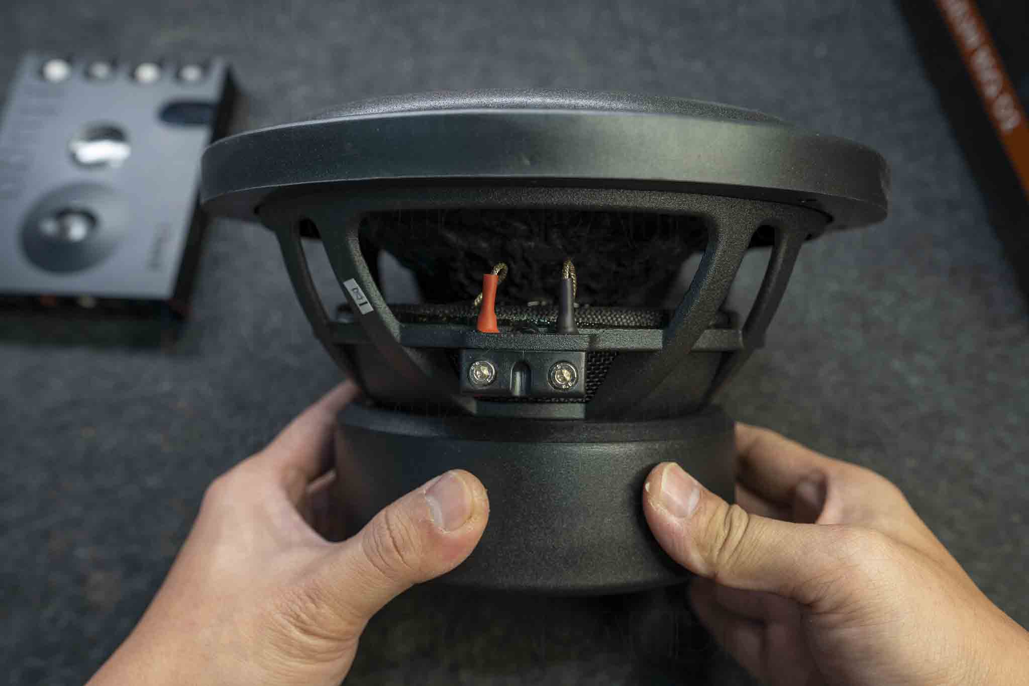 Loa subwoofer Loa subwoofer GZUW-8SQ-D2 tuy 8 inch nhưng khá sâu và dày