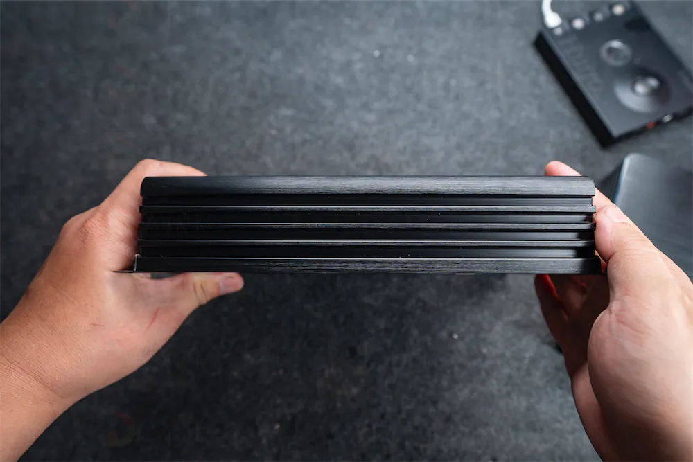 Khe tản nhiệt trên AMP-Ground-Zero-GZIA-200