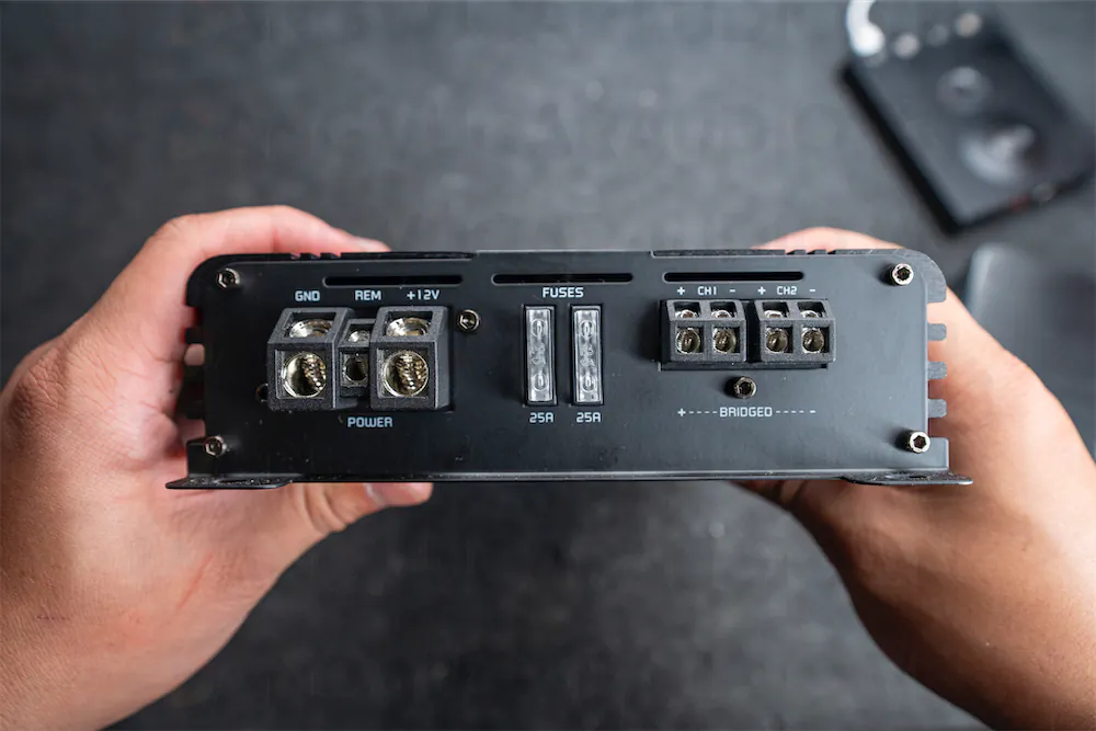 Cạnh phải GZIA 200.2 là nguồn 12+ cầu chì và nơi đấu dây loa