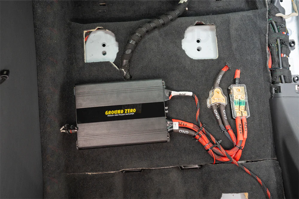 Amp Ground Zero GZIA 200.2 dễ dàng đặt dưới gầm ghế của Vinfast VF9