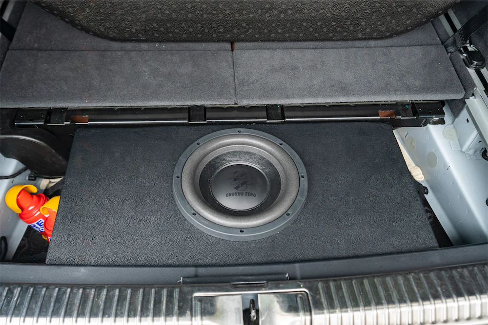 Subwoofer Uranium 10SQ đặt ở giữa cốp xe tạo sự cân bằng của hơi