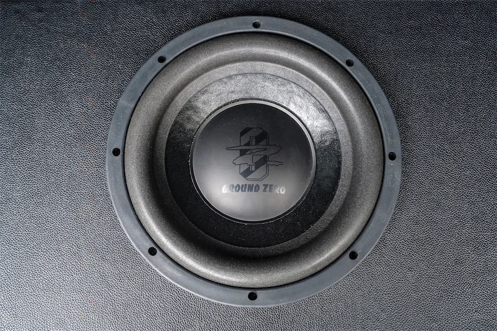 Thùng Subwoofer làm bằng gỗ MDF dày 17cm và bọc da ở mặt. 