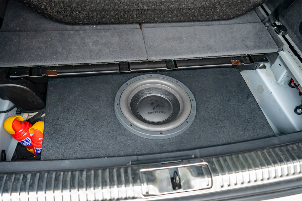 Gia cố chắc dưới sàn bằng keo, ốc, thanh kéo