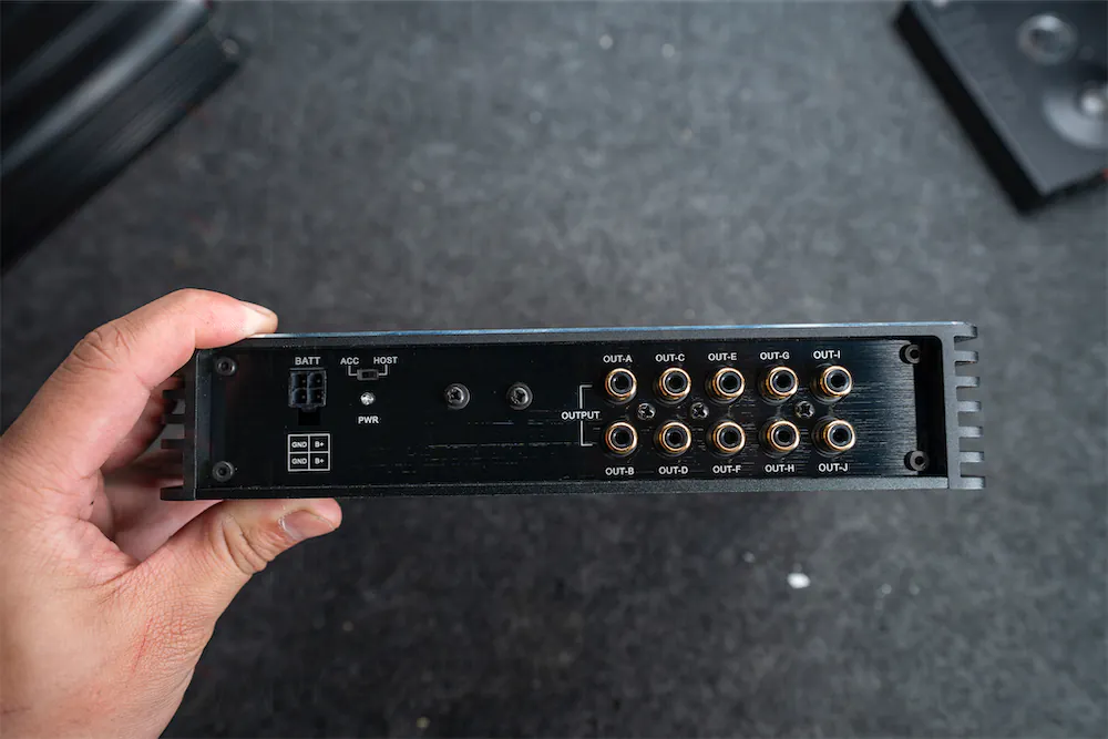 Các cổng output qua RCA để mở rộng ra Amp rời nếu cần