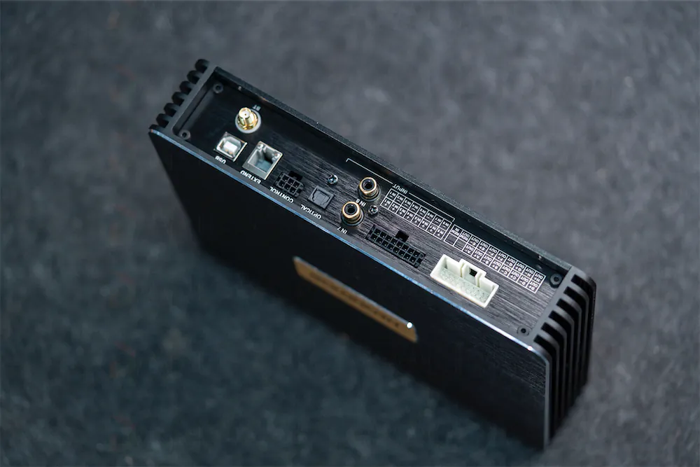 Cạnh còn lại 810 Pro cho mình input đa dạng từ highlevel, optical, rca...