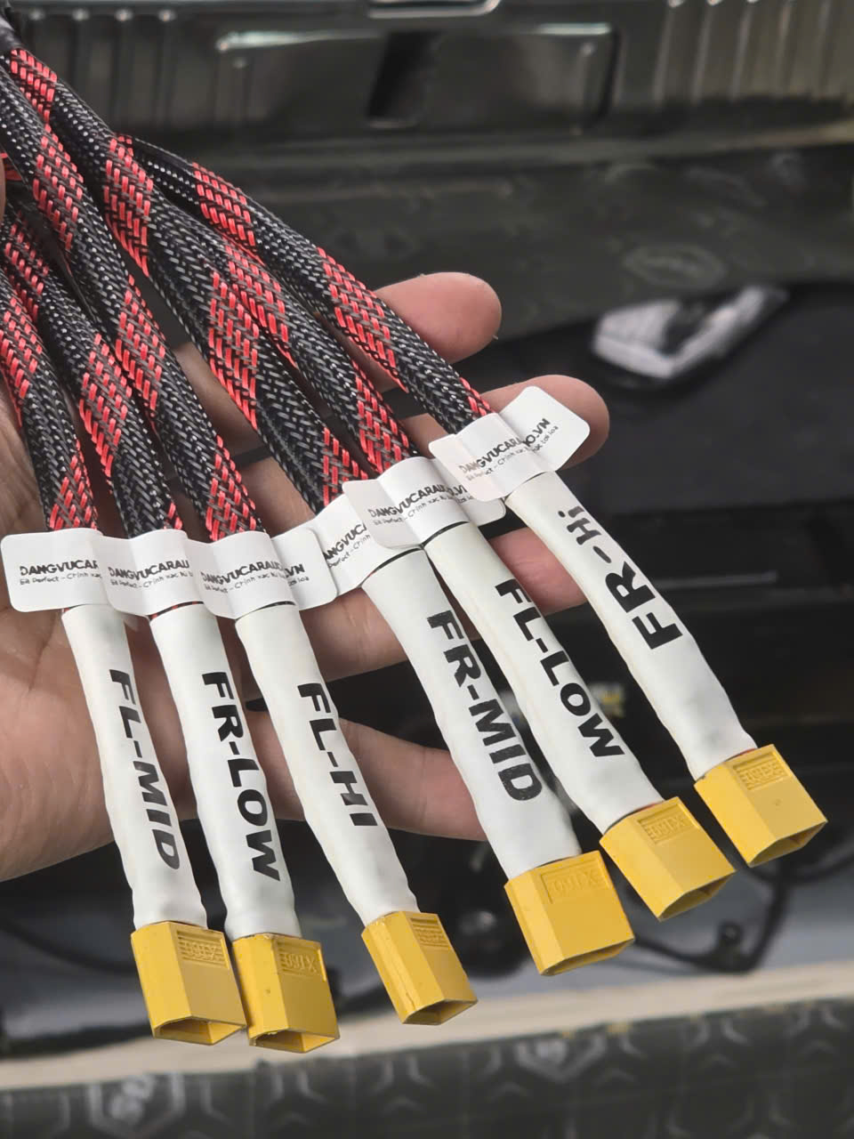 Dây loa được bọc chống đứt gẫy và sử dụng kết nối XT60