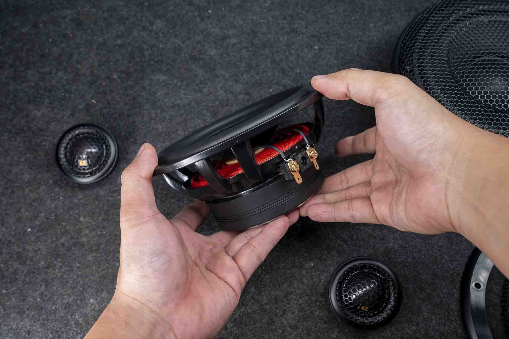 Bên trong midbass bản kỉ niệm sử dụng màu đỏ