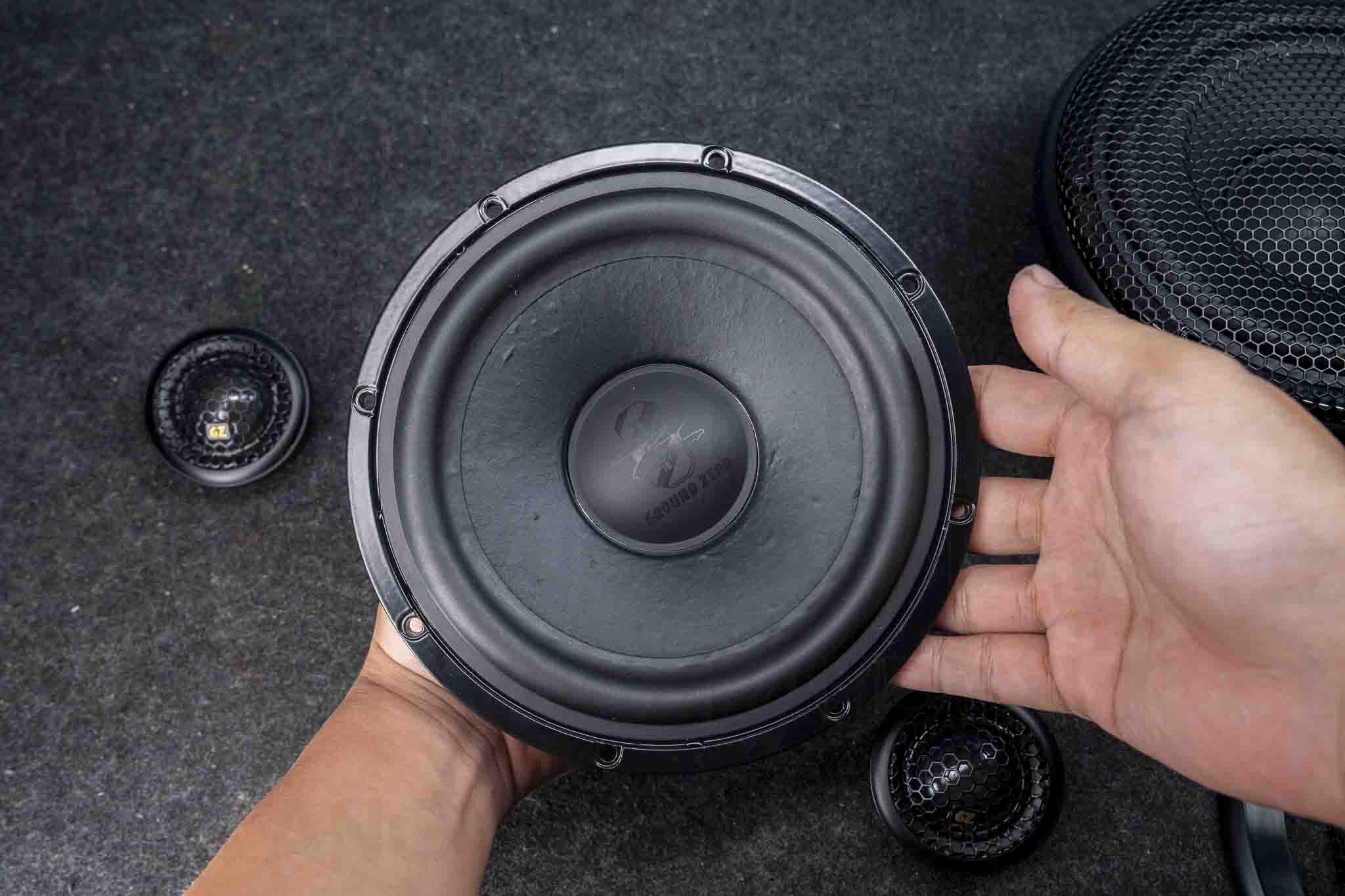 Cầm trên tay Long thấy midbass chắc chắn