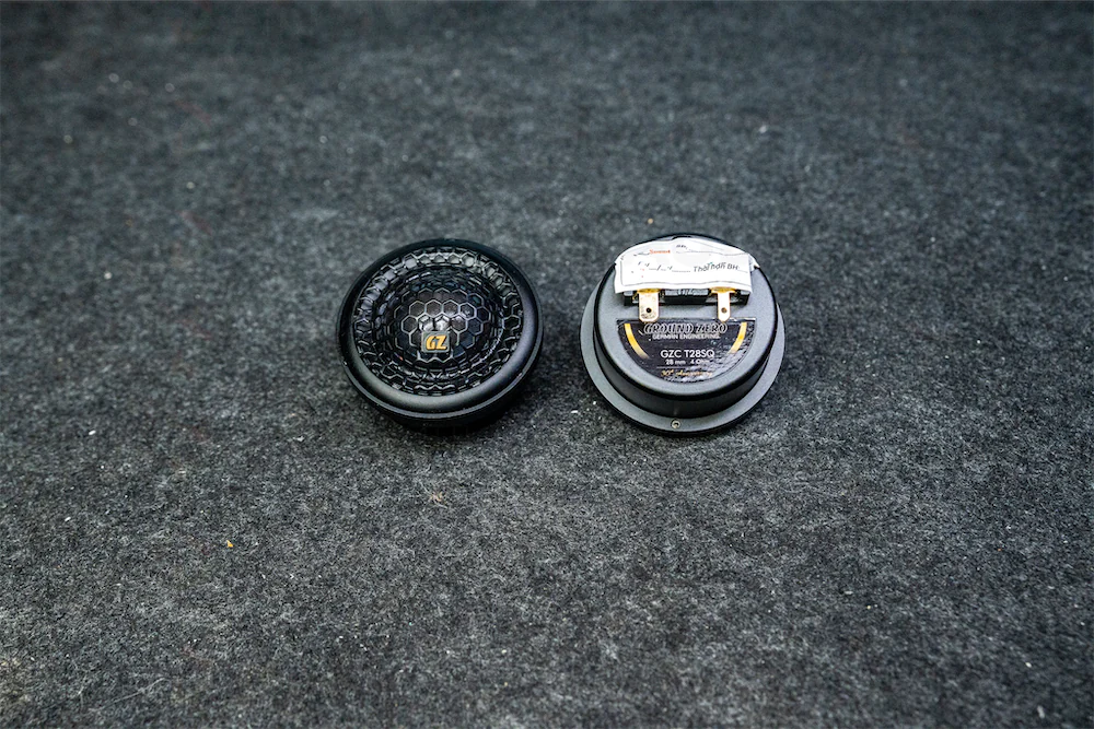 Mặt sau Ground Zero GZC T28SQ được ghi thông tin đầy đủ