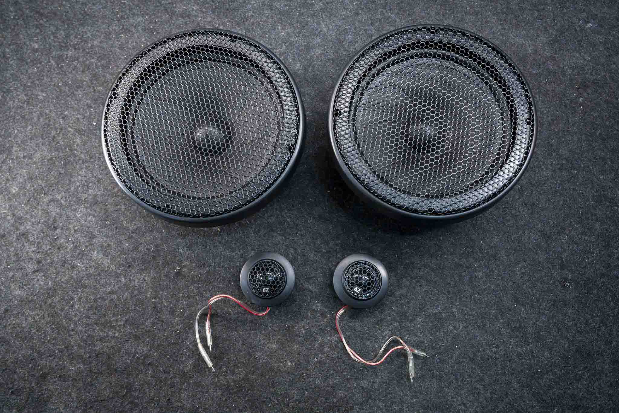 Ground Zero GZIC 165.2 gồm Treble và Midbass cánh