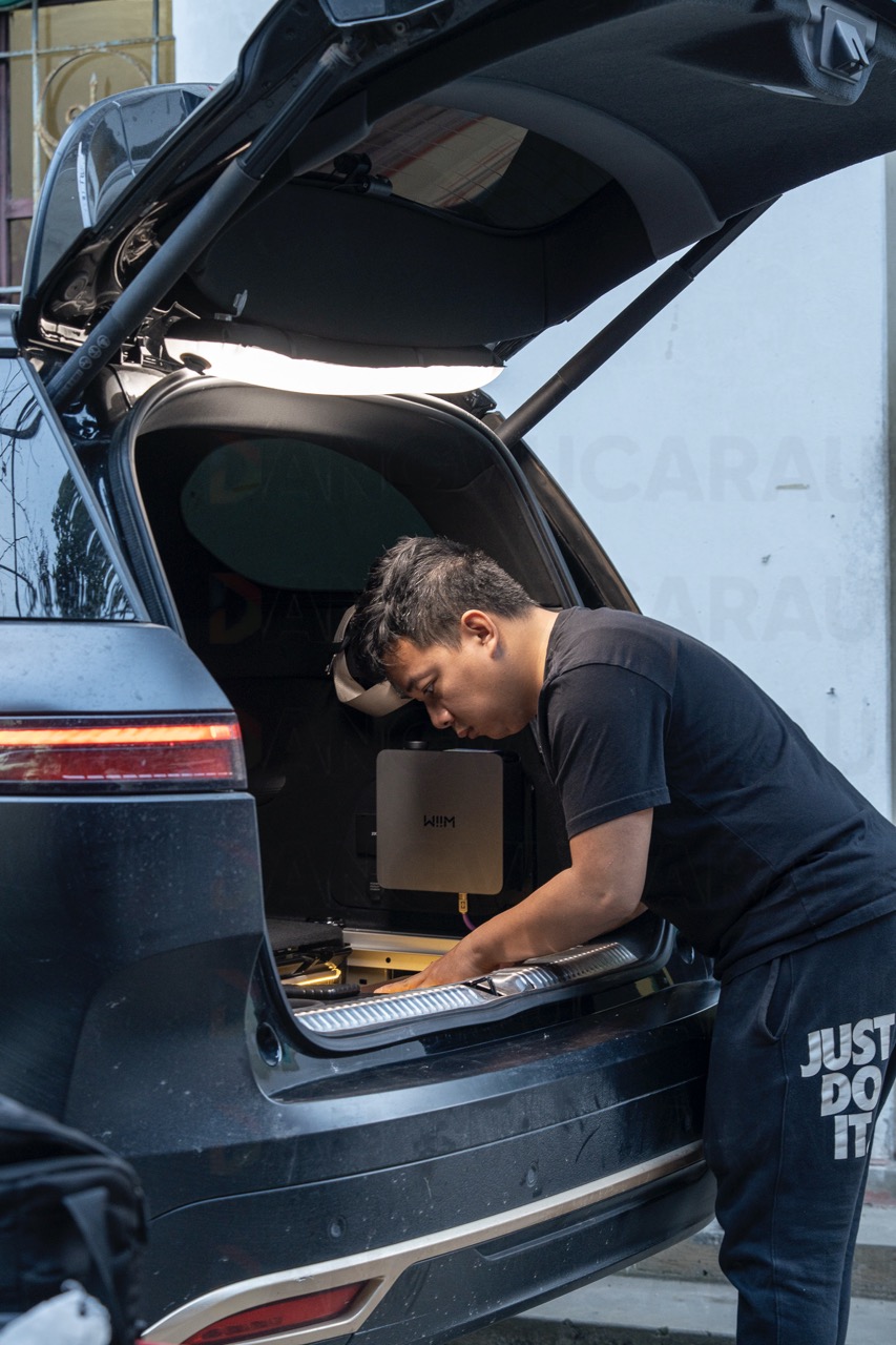 Long Thi Công XE Vf9