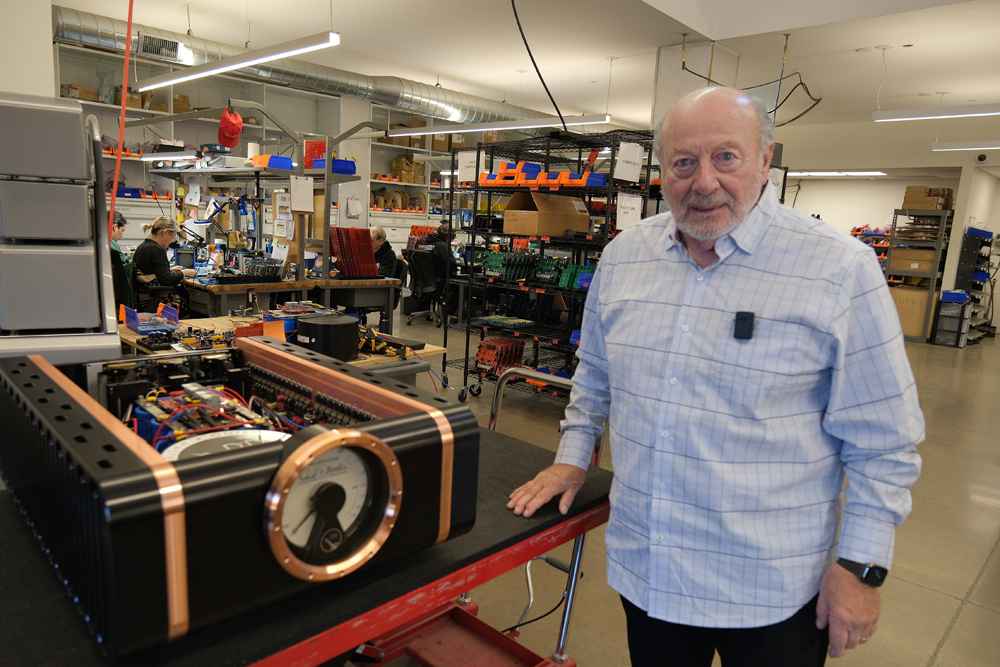 Nhà sáng lập Dan D’Agostino tại xưởng chế tác Master Audio Systems.