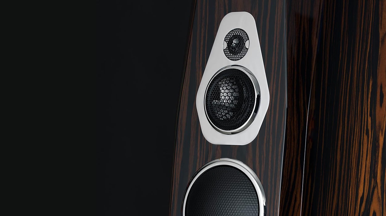 Cận cảnh thùng loa Tidal Audio bằng vật liệu độc quyền phủ bên ngoài là lớp vân gỗ Macassar.