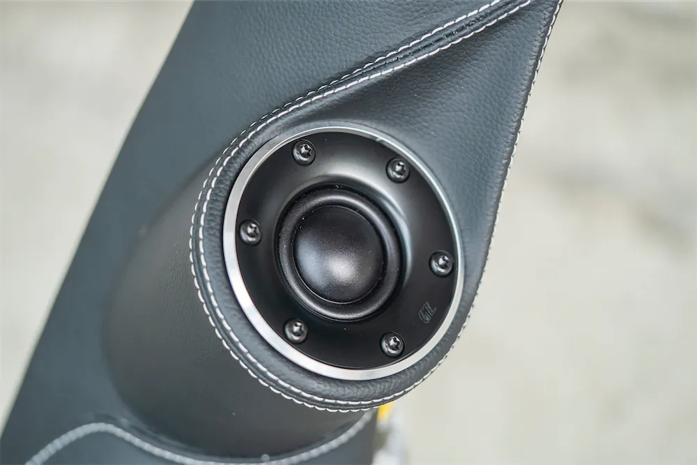 Treble Ground Zero Ultra T-30 được đặt chắc chắn trên cột A Vinfast VF9