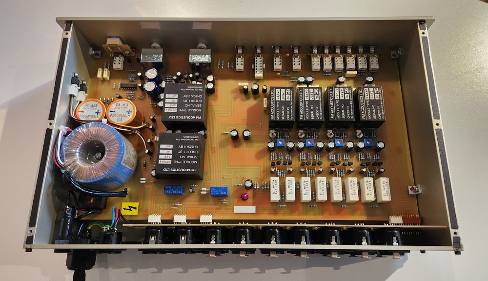 Cấu trúc module đúc kín và hệ thống linh kiện rời rạc bên trong tiền khuếch đại FM Acoustics.