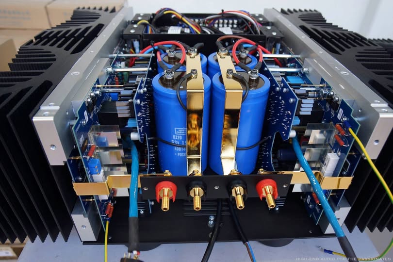 Cận cảnh bên trong bộ khuếch đại Gryphon Antileon EVO với thiết kế Dual-Mono đối xứng kết hợp với dàn tụ điện khủng lồ.