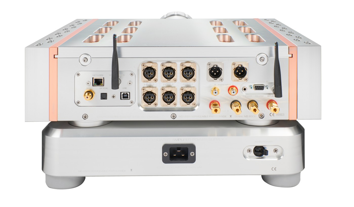 Thiết kế khung gầm rời tách biệt bộ nguồn trên amply Dan D'Agostino Momentum.