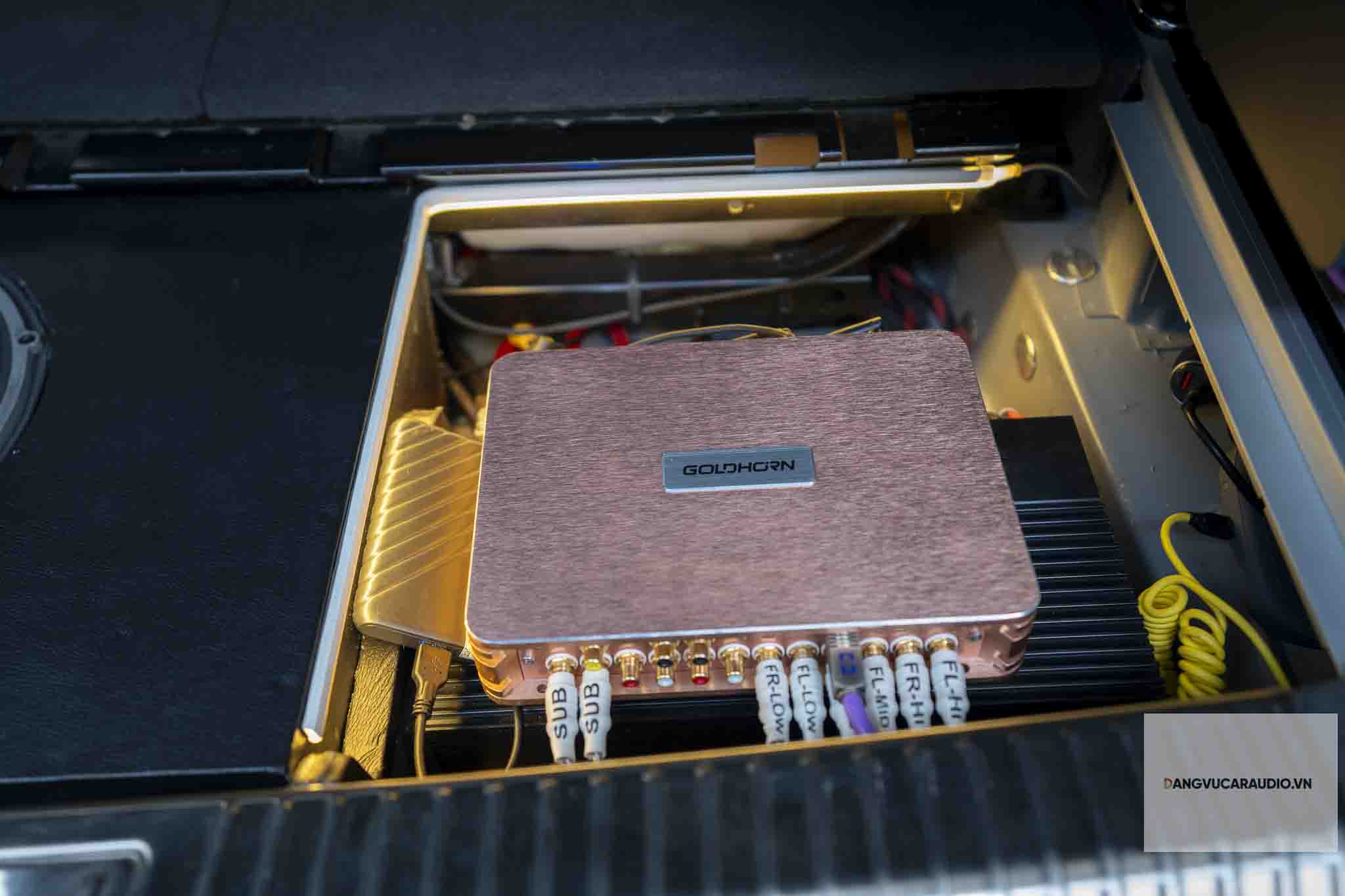 AMP Ground Zero 30th được đặt dưới DSP Goldhorn P2 Pro v2