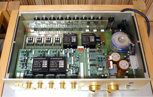 Cấu trúc mạch đối xứng và hệ thống cổng Balanced bên trong thiết bị FM Acoustics.