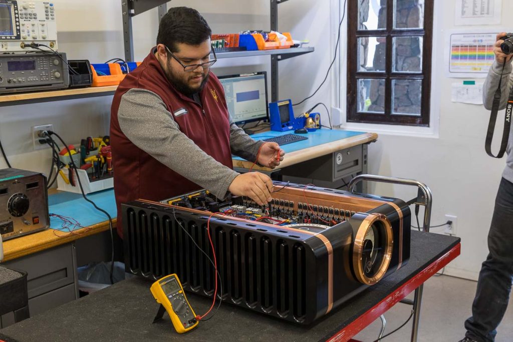 Quy trình lắp ráp thủ công các bộ khuếch đại Ultra Hi-End tại Arizona, Mỹ.