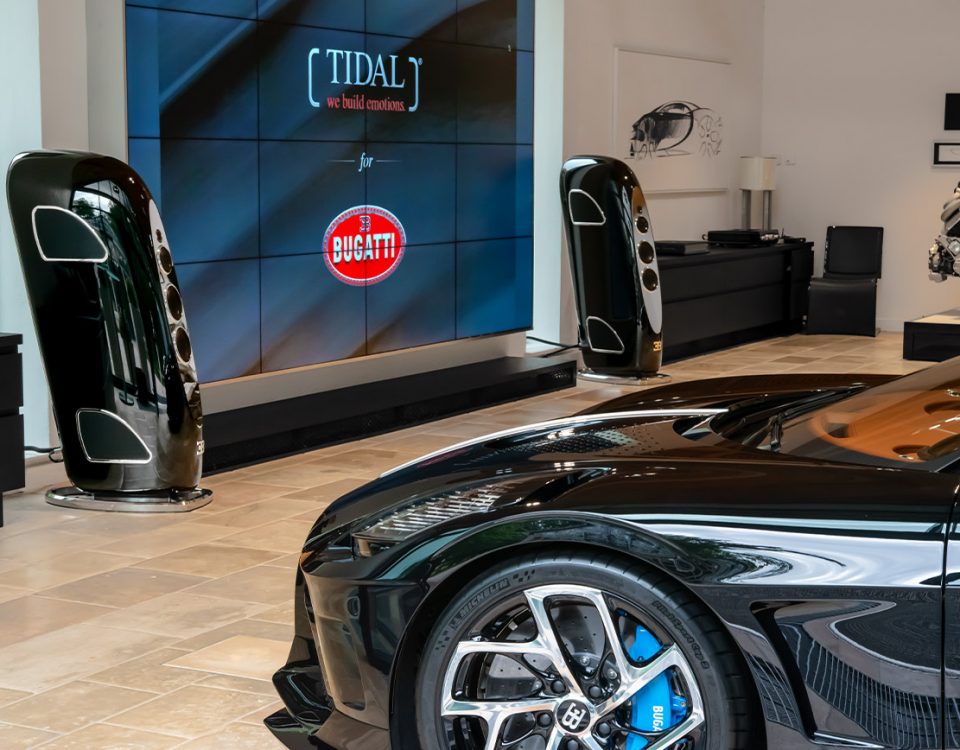 Hệ thống siêu loa Tidal Royale trong không gian trưng bày cùng siêu xe Bugatti.